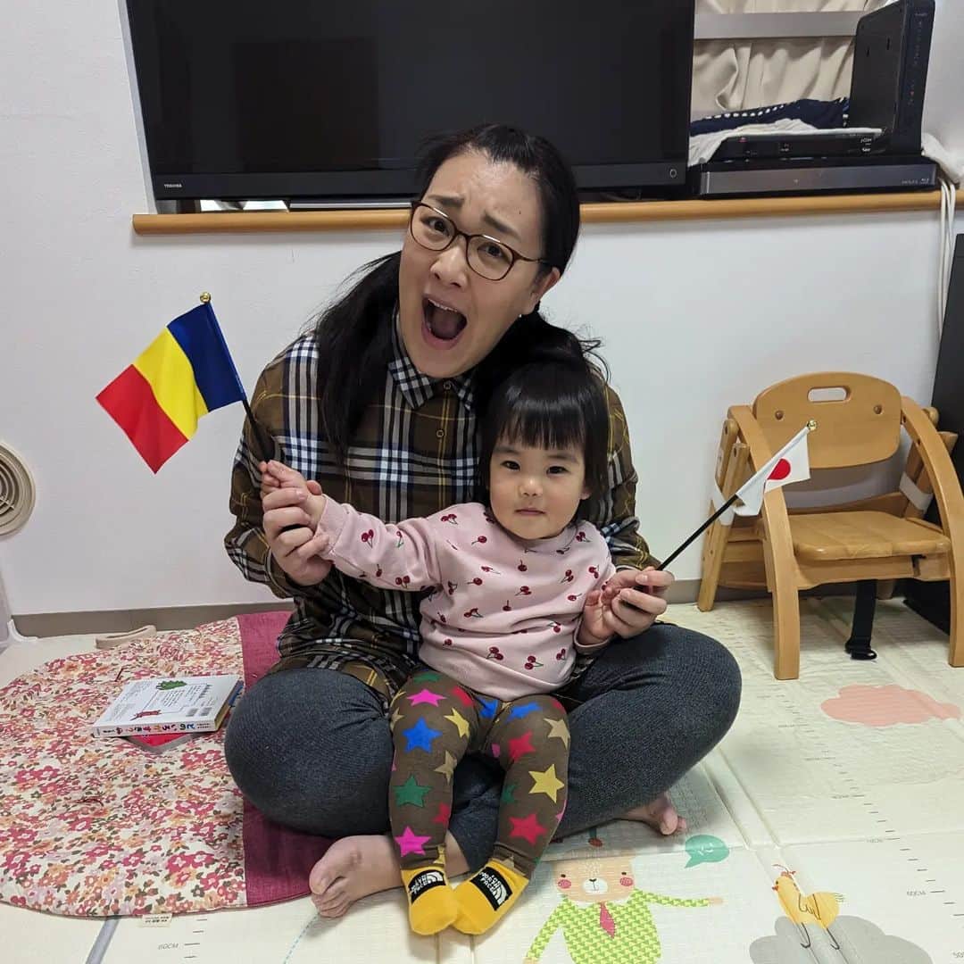 チェリー吉武のインスタグラム：「Saying goodbye to my family for a while and going to Romania Cherry power is at full throttle 🇯🇵✈️🇷🇴  娘チェリ子をお風呂にいれ、今から出稼ぎの地ルーマニアへ ルーマニア？謎だらけだがチェリーパワー全開でやってきます。 ルーマニアに知り合いの方いたらブカレストまで！🍒✈️」