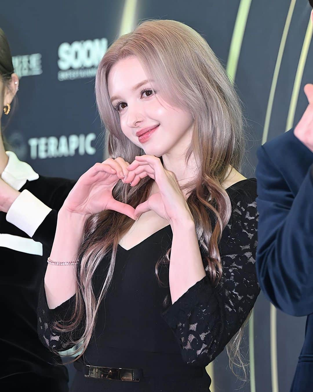 Elina 엘리나 (エリナ) さんのインスタグラム写真 - (Elina 엘리나 (エリナ) Instagram)「Thank you for inviting me #seoulmusicawards🤍 서울가요대상에 글로벌 앰베서더로 초대해주셔서 감사합니다 :)   #서울가요대상 #서가대」1月22日 20時42分 - elina_4_22