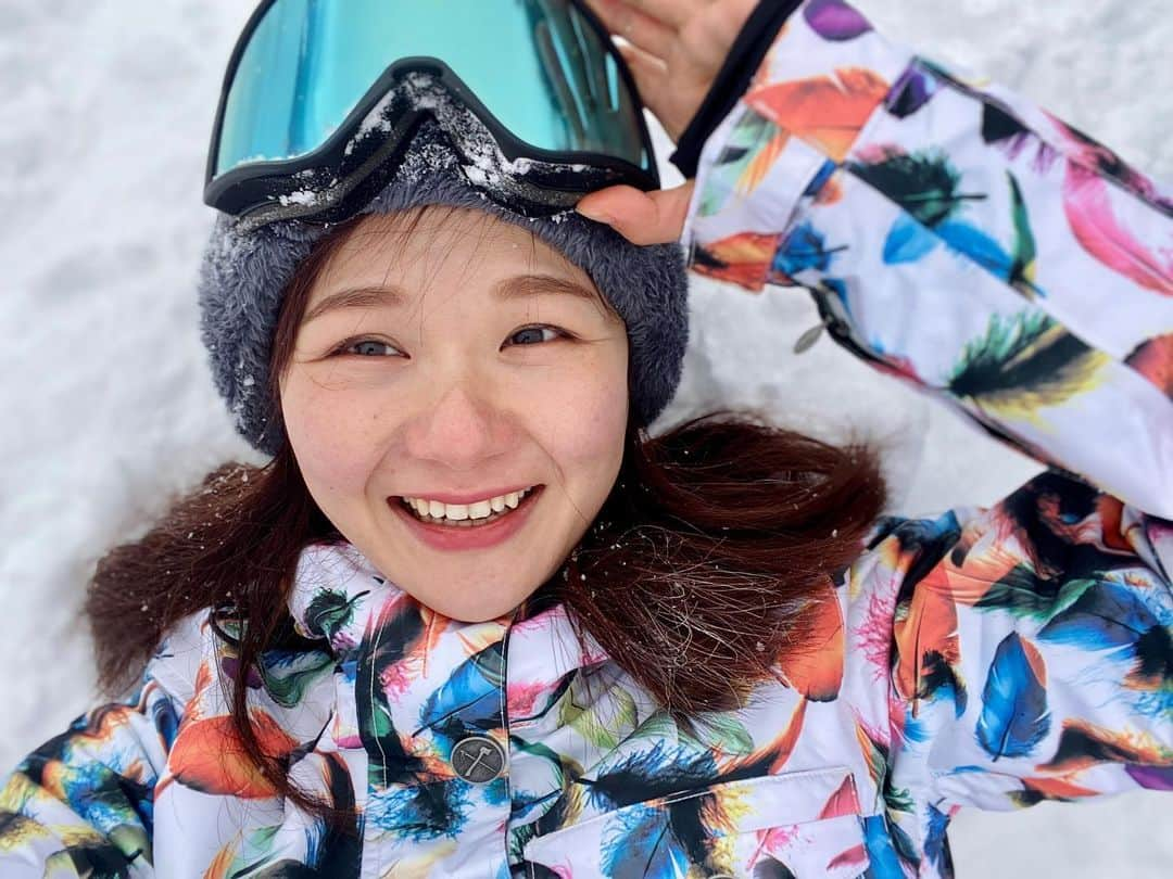 桜帆ゆかりさんのインスタグラム写真 - (桜帆ゆかりInstagram)「7年ぶりに‼スノボしに️ #白馬47  へ🏂❄️🗻 ナゼか空いてるな⁇と思ったらコース難しめだったー👿頑張った私😇  コケる怖さもあったけどコケてもパウダーSnowすぎて全ーッく痛くなかった🤩✨前回筋肉痛ひどかった記憶あるけど今回は二の腕のみ✌️ でも木の葉滑りからターンまで回数重ねたら膝痛くなって敢えなく終了……😇 まだまだハイスピードでターンで降りるのは難しそう😂  そして大好きなゴンドラリフト🚠 高い所大好きなので楽しいし、山々の美しさが見渡せてめちゃくちゃ癒されました😌🏔  #スノボ  #スノボ女子  #burton  #私のウエアは7年ヴィンテージ #白馬47 #白馬五竜」1月22日 20時49分 - chahoroo93