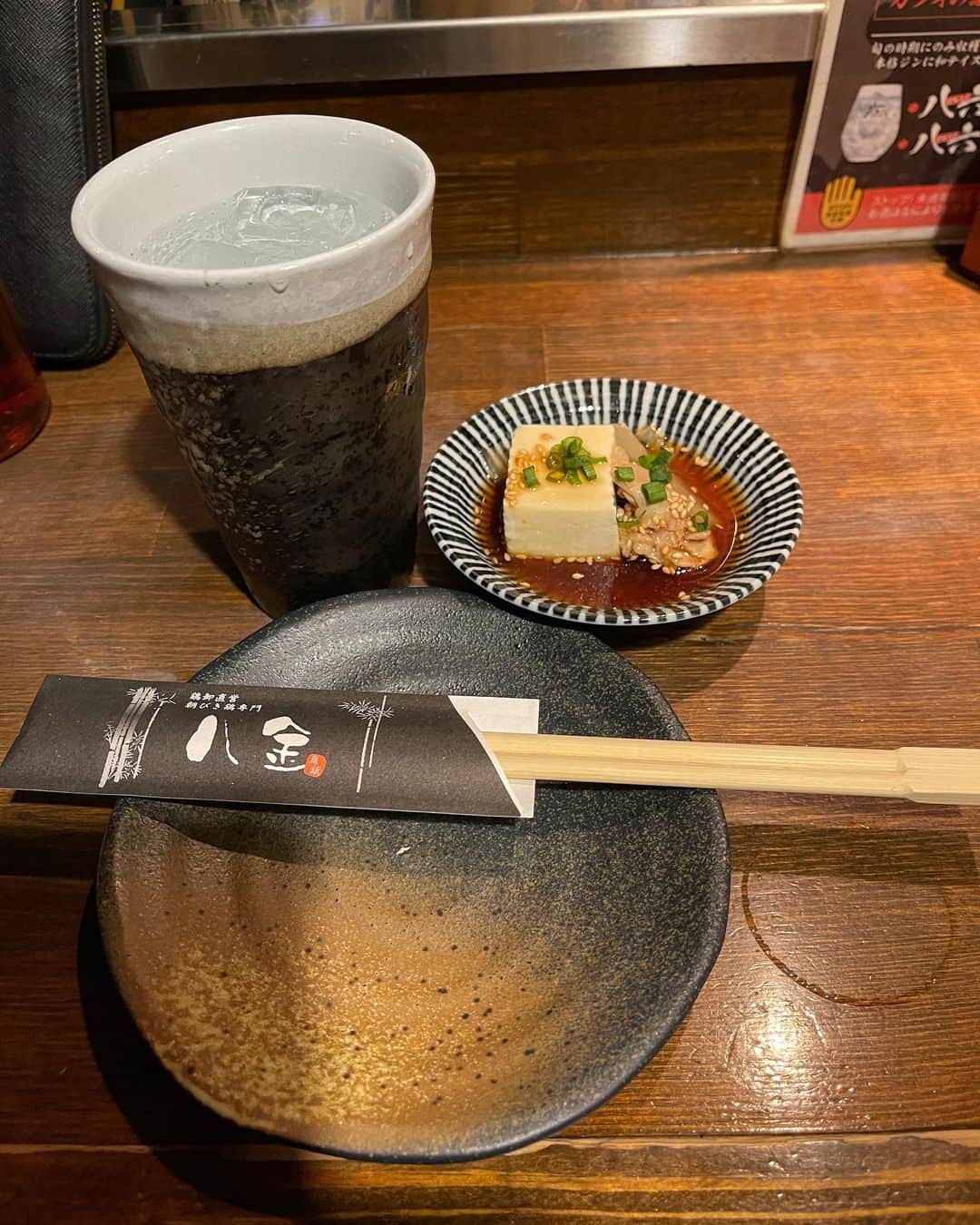 鈴木Q太郎のインスタグラム：「どーも！ハイキングウォーキング鈴木Ｑ太郎です。  ただいま！  コロナ前は大阪で #アイバー さんとしょっちゅう来てた美味しいお店でした。  コロナで金が無くなり いっさい来れなくなり ついに戻ってくることができました。 ただいま 藁焼き死ぬほど美味いんです。 ただいま」