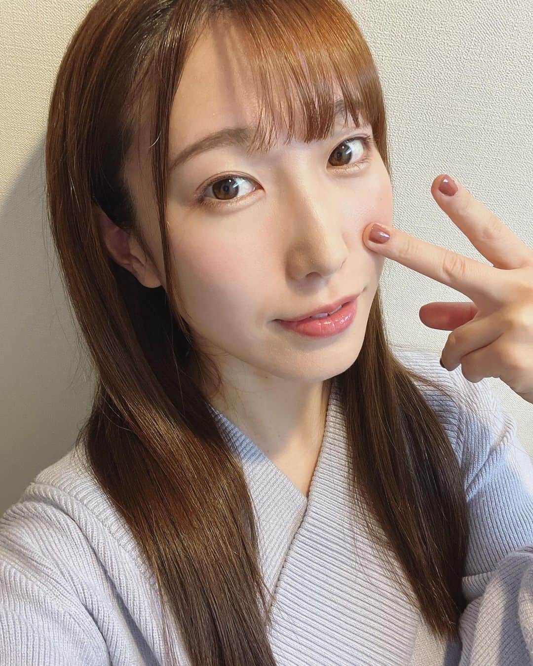 のインスタグラム：「久しぶりにネイルした💅 #ネイル #カラー #赤 #赤ネイル #canmake #japan #tokyo #idol #followforfollowback」