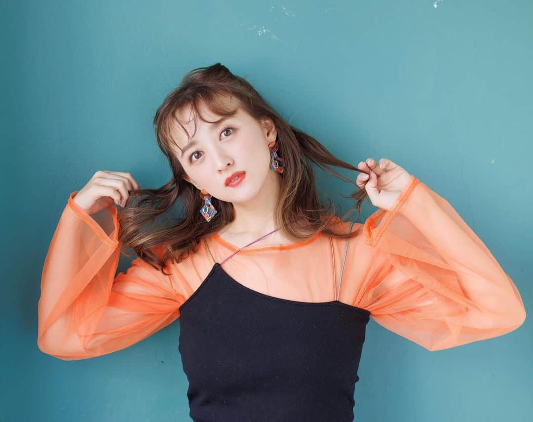 のインスタグラム：「⁡ ⁡ 【小松彩夏の2023年のカレンダー】年始も 沢山のご注文ありがとうございます😉❣️ ⁡ サイン入れる作業が好きなのです📝💕 ⁡ 12ヶ月プラス表紙の豪華全13枚の卓上カレンダーです✨ ⁡ 写真はそのアザーカット📸 ⁡ このときのヘアメイクお気に入り💄🧡 ⁡ 地元でのリラックスした表情や、12パターンの様々な衣装やヘアメイクにも注目❣️ ⁡ ✔︎小松彩夏 2023年カレンダー ✔︎2023オリジナルフォトセット【A】 ✔︎2023オリジナルフォトセット【B】 ⁡ 上記3つを同時購入してくだっさった方には、特典として特別生写真を１枚お付けします❣️  ※卓上カレンダー サイズ　縦132×横174 ⁡ 小松彩夏通販サイト【502STYLE】にて発売中❣️ https:502style.official.ec/ ⁡ Photo： @studio_koko_real  hair &make @pinaco_0319  ⁡ 来週からまた寒くなるみたいなので 皆さん暖かくして過ごしてくださいね🥰 ⁡ ⁡ #小松彩夏 #2023 #2023年 #カレンダー #発売 #地元 #岩手 #岩手県 #故郷 #岩手宣伝隊長 #撮影 #ヴィーナスカラー」