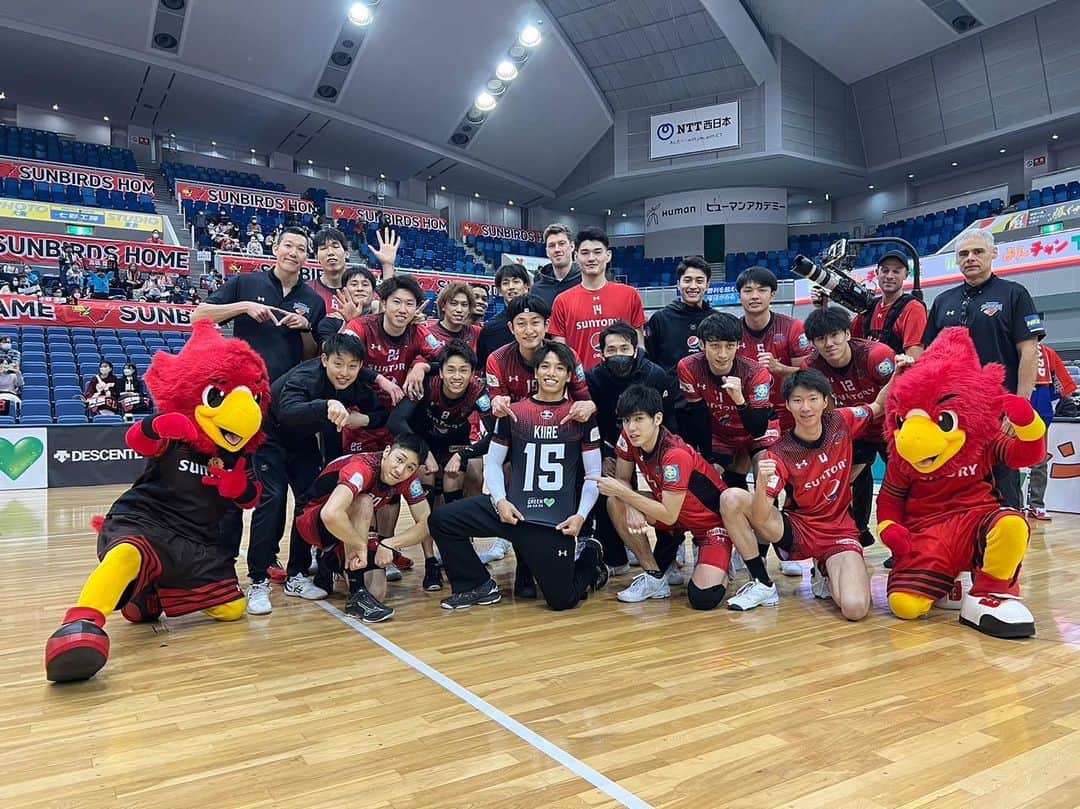 喜入祥充のインスタグラム：「15勝目⭐️ 今年もやってまいりました！ センター喜入！！！ 今シーズンは、怪我人や体調不良者が多く、万全の状態で試合をすることができない場面が多々ありました。 今後も、そのような場面が出てくると思います。 そんな時こそ、チーム一丸となり チームスローガンである 『PLAY HARD』に努め1つずつ勝ちを積み重ねていきたいと思います！ 今後も、熱い声援よろしくお願いします！  #サントリー #サンバーズ #ハイキュー #Vリーグ #underarmour」
