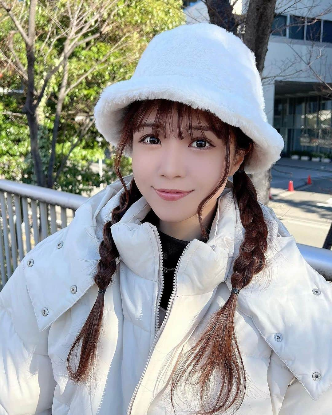 貞野遥香のインスタグラム：「☆ 「まっしろ☁🫧」 ⁡ ︎︎︎︎︎︎ ︎︎︎︎︎︎・ワンピース ・バケハ #GRL(@grl_official ) ⁡ ・ムートンブーツ #UGG(@uggjapan ) ⁡ ・アウター #amr(@amr__official_ ) ⁡ ⁡ ⁡ #ootd #低身長コーデ #全身コーデ #ファッション #fashion #グレイル #アグ #アムレ#アイドル #idol #nmb48」