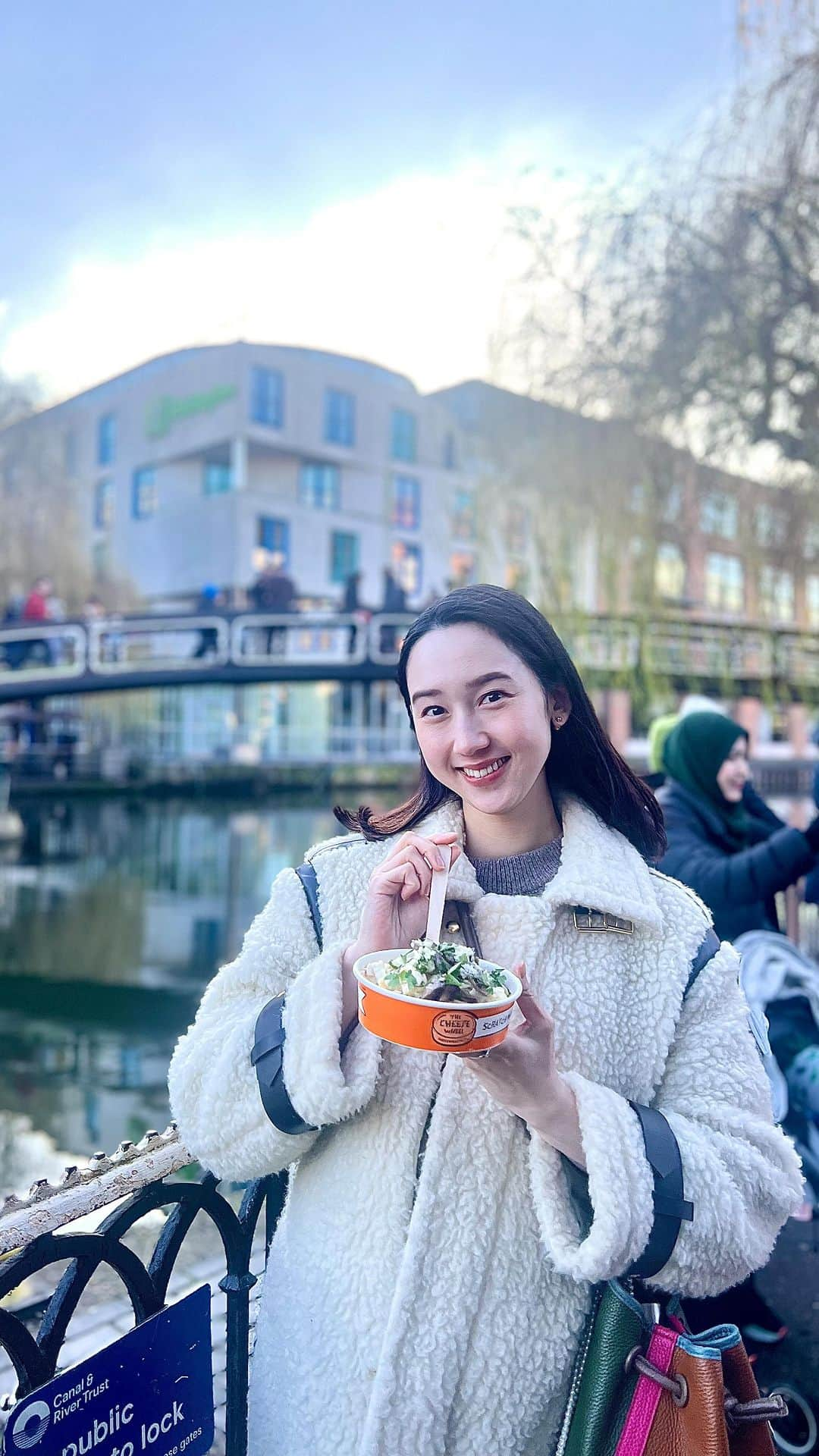 松原汐織のインスタグラム：「I went to @camdenmarketldn with my hubby❤️❤️❤️ I enjoyed walking, looking at shops and eating at food stalls. Fettuccine Alfredo with sautéed wild much room @thecheesewheeluk and Strawberries Banana Bubble waffle @bubblewafflescamden were great😋 ・ ・ カムデンマーケットを散策🚶🏻‍♀️ 食べ歩きスポットが沢山あるのですが、行列店は間違いない美味しさ😍(屋台もカード決済が主流なので、先に会計をして番号札を持って待ちます) 様々な種類のお店が軒を連ねていて、雑多な感じもまた面白くって♡ ロンドンに住んでいても、非日常感が味わえて楽しかったです🇬🇧  ー #camdenmarket #camdentown #market #thecheesewheel #pandamania #foodstall  #london #londonfoodie #thisislondon  #ロンドン #ロンドン生活 #ロンドン在住  #ロンドングルメ #カムデンマーケット  #shioriinlondon2023  ー」