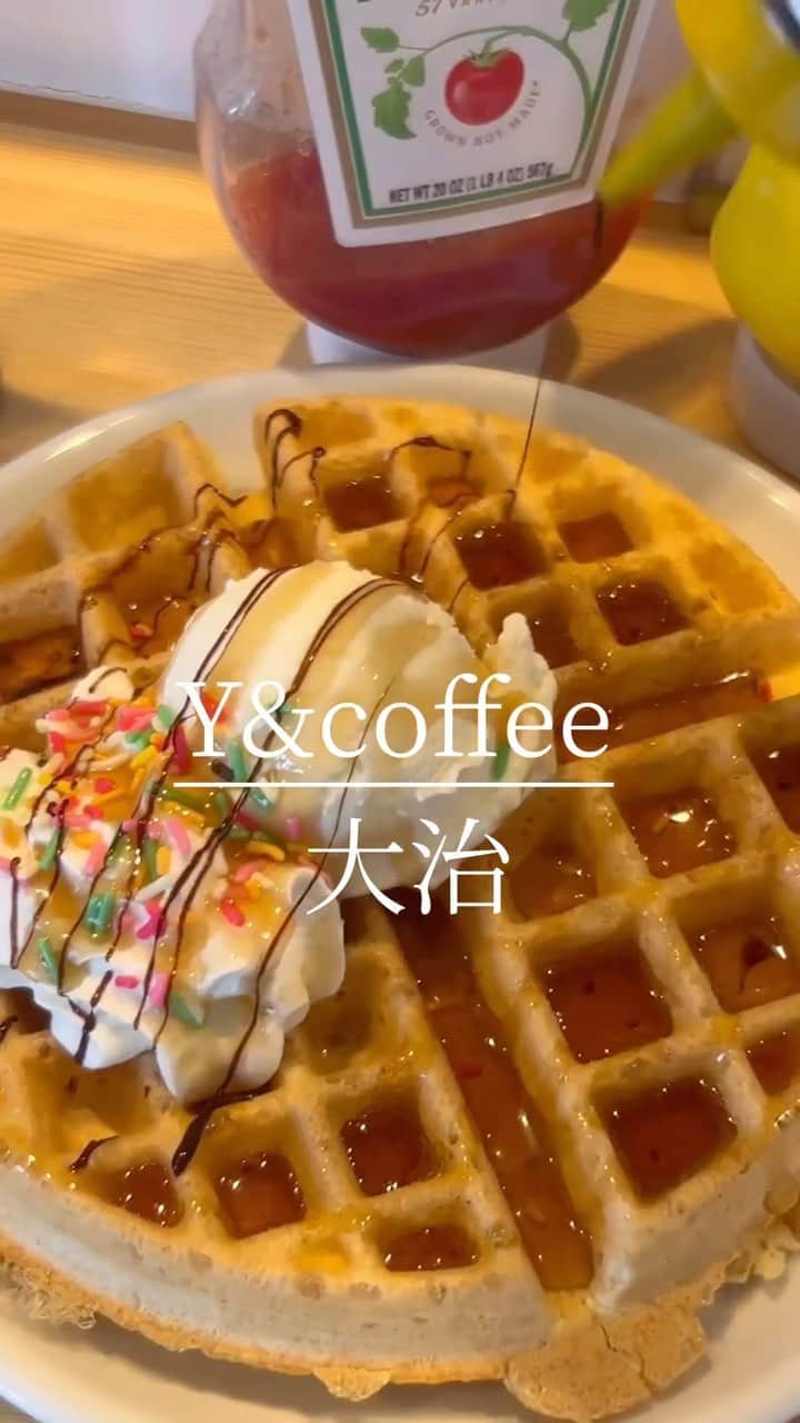 あいちの甘いやつのインスタグラム：「【Y&coffee】  昨年オープンしたアメリカンなカフェ✨  フォトスポットもいっぱいなお洒落な店内♪  ワッフルがセルフで作れちゃいます🧇✨  アイストッピングするもよし❤︎ ケチャップとマスタードで食べるもよし❤︎ どちらも美味しくてオススメ🫶🏻  オーナーさんステッカーも可愛い❤︎  海外の雰囲気も味わえるし、お天気の良い日は テラス席なんかも最高です😍✨  またワッフル作りたい🫶🏻💕  _____________________________________ Y&coffee @yandcoffee   愛知県海部郡大治町八ッ屋西田面61-1 Y&market 📞050-5589-6025 予約可  カード払い可、電子マネー可、QRコード決済可 26席 テラス席あり 駐車場あり  ■ワッフル🧇（＋110円でアイストッピング） ¥660 ■ハモサラテ（ポップコーン） ¥650  #名古屋カフェ #フードメ #名古屋カフェ巡り #名古屋グルメ #名古屋スイーツ #大治カフェ #海部郡カフェ #ワッフル #アメリカンカルチャー #アメリカンカフェ #テラス席 #コーヒースタンド」