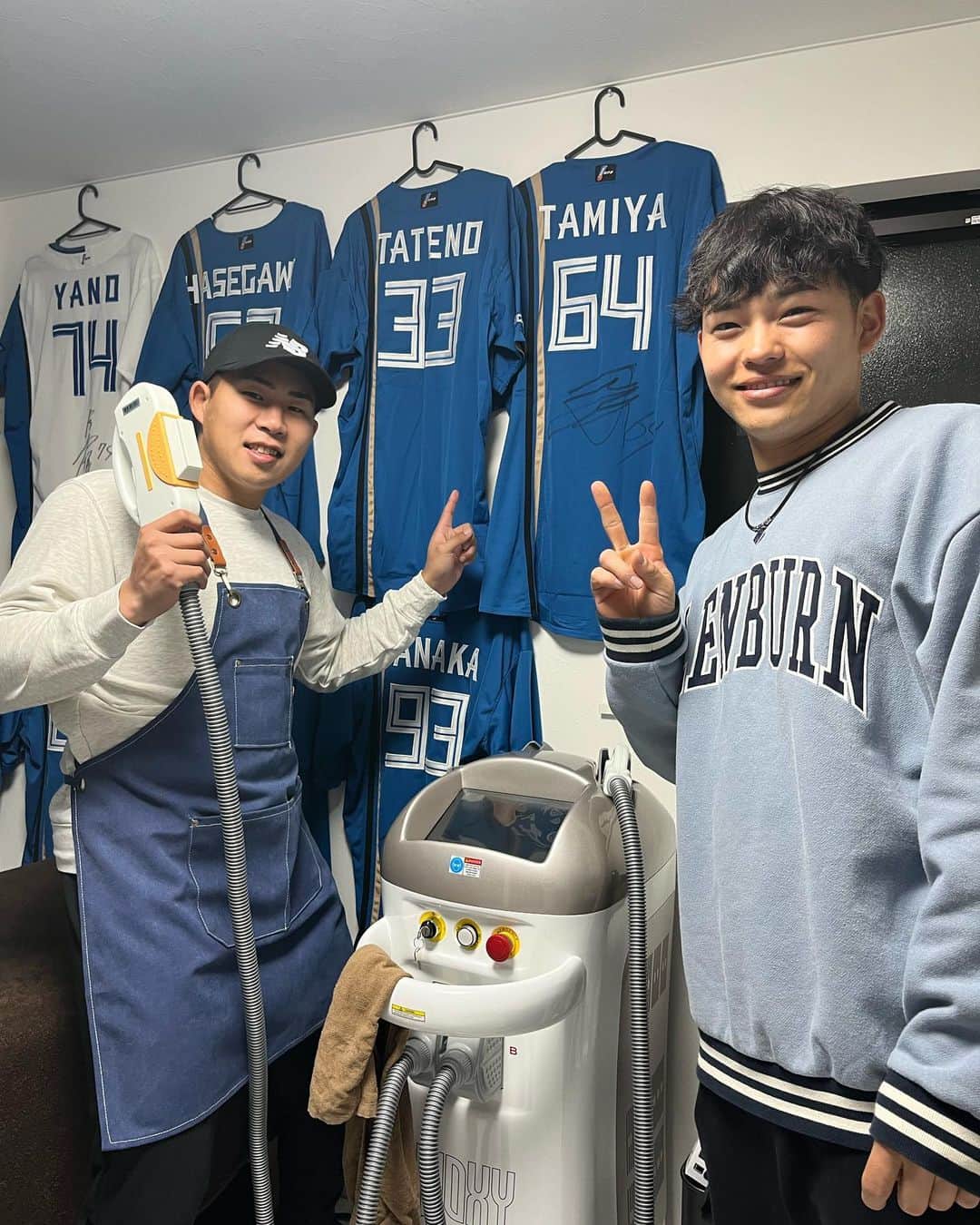 のインスタグラム：「みなさんこんばんは🦊 難波さんに久しぶりに会いました！ いつもと変わらず元気でした！  もうすぐキャンプが始まるので 頑張っていきます！ 　  2枚目ふざけてるように見えてしっかりやってます！  #難波侑平 #目しじみやん #バッチマン #情熱脱毛松戸サロン」