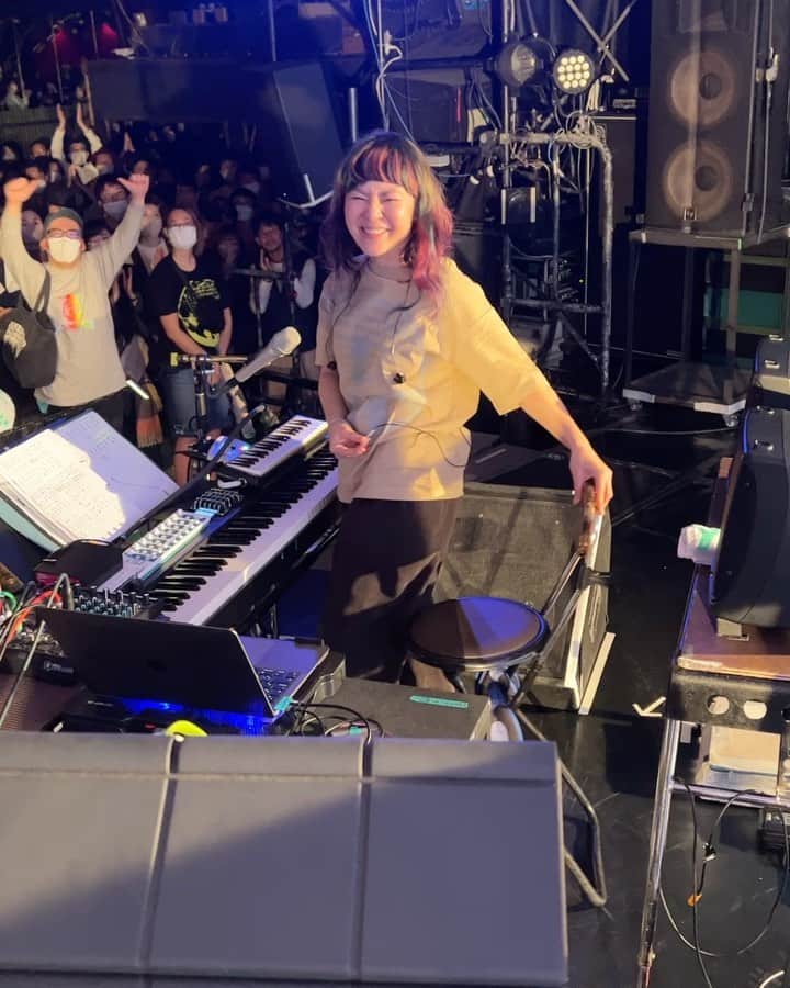 のインスタグラム：「・ ・ 『添春編』"prelude"大阪公演、無事終了！  ご来場頂きありがとうございました！！  美園ユニバースの空間に響く皆さんの声、声、声。。  声って凄い。  本当に救われたと心から感じる公演でした。  名古屋に続き、最高の"プレリュード"を飾れたと思います！  あっという間の2公演が終わり、  遂に残りは東京ガーデンシアターのみ。  皆さんと"Overture"を奏でられたら。。  引き続きどうぞよろしくお願いいたします！！  #美園ユニバース #大阪公演 #clammbon #クラムボン #添春編 #原田郁子 #伊藤大助 #ミト #overtureまであと 33日。」