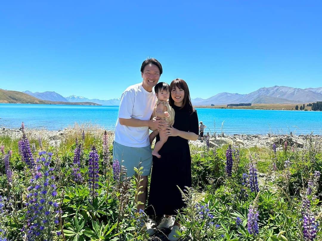 鈴木美穂のインスタグラム：「年明け早々から2週間、ニュージーランドに行ってきました！  2019年から2020年にかけての夫との世界一周で、チケットも持っていて行く気満々だったのにコロナで降り立てなくなったオセアニア。 今回娘を連れて足りなかったピースを埋めることができて、アメリカから泣く泣く帰国してから約3年越しに私たちの世界一周が完成したように感じられて、とっても感慨深いです。  ニュージーランドでは、オークランドの素敵すぎる谷家衛さん＆奈緒さんのご邸宅を拠点にさせていただいて、旅の半分は南に移動してクライストチャーチからレンタカーでテカポ湖やマウントクックと大自然を満喫しながらクイーンズタウンへ。  私たち夫婦にとっては世界一周の続きを娘とさせてもらっている気分でしたが、娘にとっては1歳になる前の大冒険！ 緑が美しいさまざまな場所で広々遊ぶことができて伸び伸びと成長していくのがわかり、クライストチャーチの公園で初めて自ら立ち上がることができるようになり、オークランドの広場で初めて数歩、どこにも捕まらずに歩けるようになりました！  谷家さんご夫妻にはとてもとてもお世話になり、娘もたくさん可愛がっていただいて、心から感謝しています。 大自然の中で一生の思い出ができて、娘も毎日ケラケラ笑いながら旅を楽しんでいるように見えて（本人は覚えていなくても見せられる写真がたくさんある！）、心から幸せを感じる日々をどうもありがとうございました！」