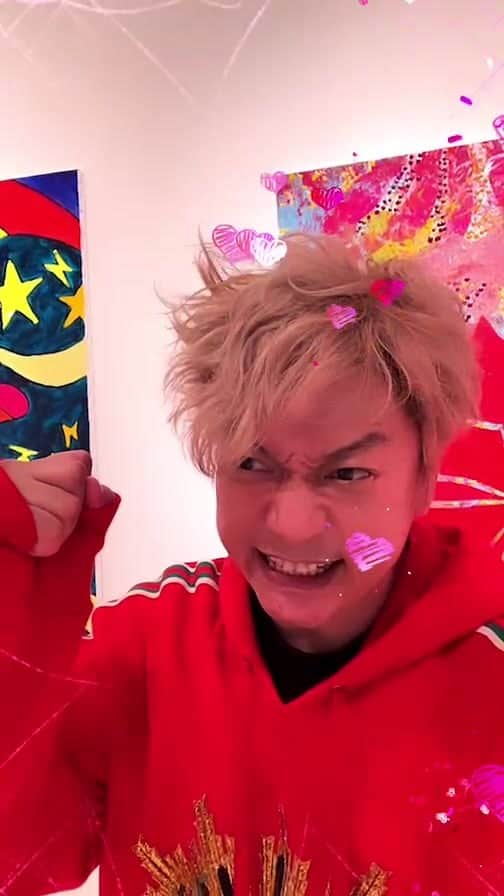 のインスタグラム：「12月7日〜1月22日、今日まで#渋谷ヒカリエ で開催された個展 #WhoAmITour おわっちゃったよインスタライブ！次は4月大阪 #グランフロント大阪 で開催だよインライ！ 観に来てくれたみなさん、渋谷ヒカリエさん感謝ですインライ！ #香取慎吾 #BlackRabbit #くろうさぎ」