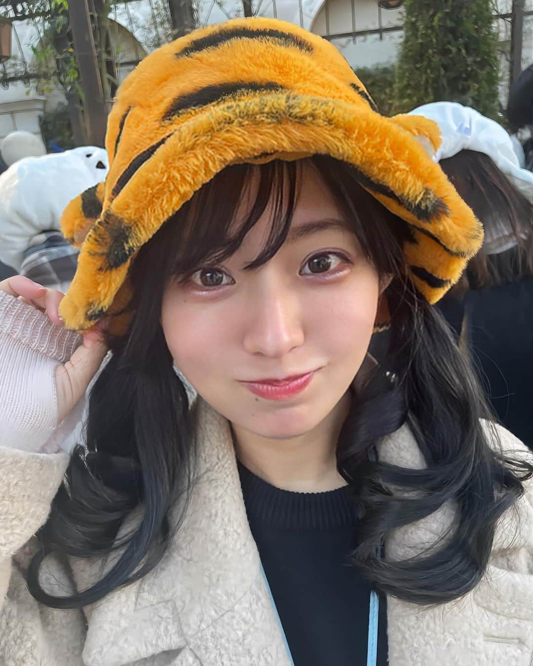 のインスタグラム：「🐭  来るたびにかわいい被り物を見つけてしまう🧡 そしてまんまと買ってしまう😇  #tds #ディズニー #ディズニーシーコーデ #ティガー」