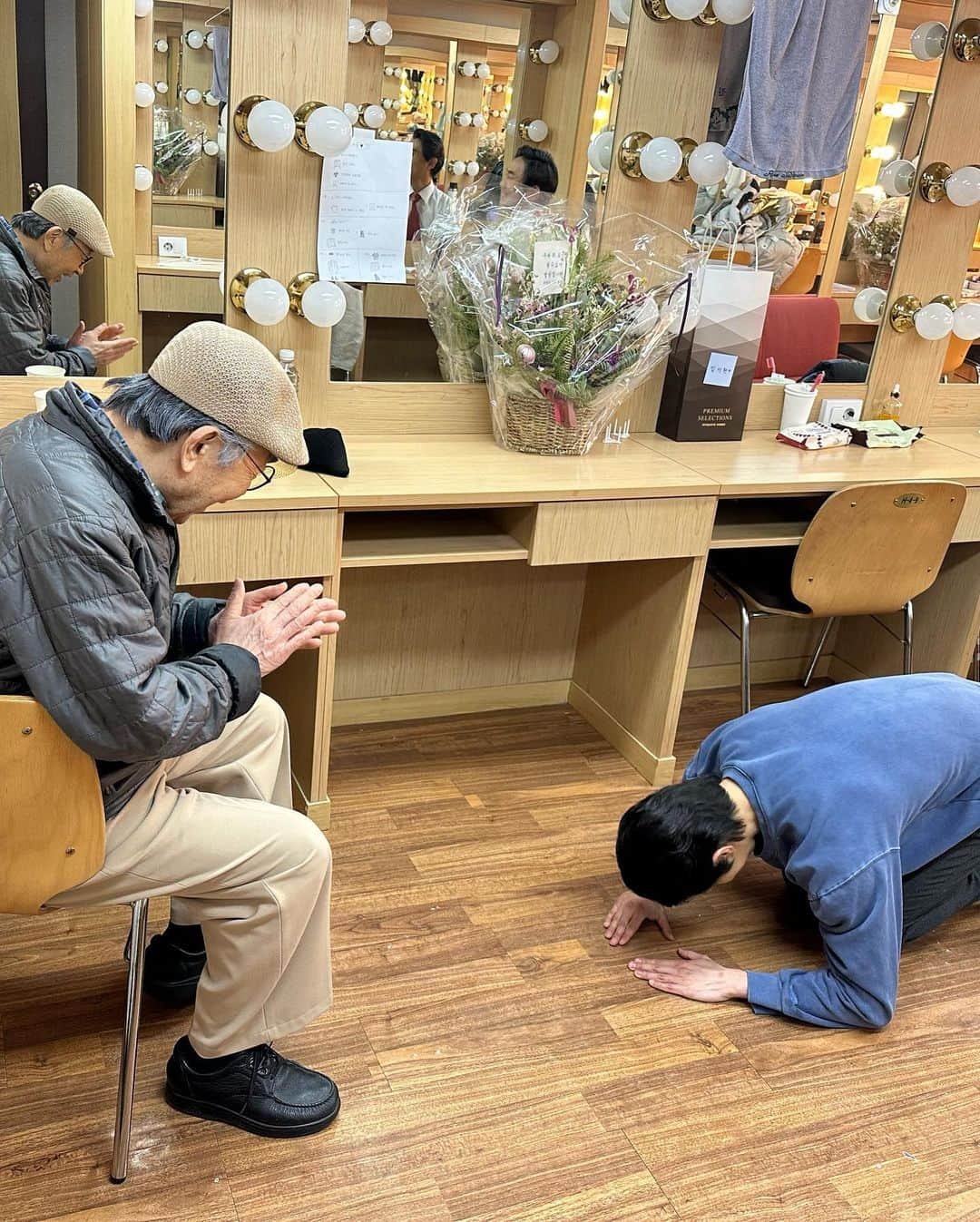 ソンヨルのインスタグラム：「새해복 많이 받으세요❣️ 신구 선생님 항상 만수무강 하세요❤️ 세뱃돈 받았다🌈 #안쓰고 보관할거예요#항상건강하세요#넓무내춤#조원우#신구」