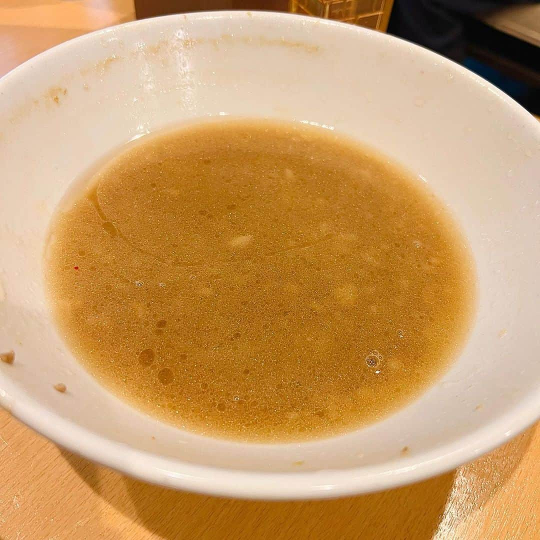 芹沢尚哉さんのインスタグラム写真 - (芹沢尚哉Instagram)「🍜ピコピコポン🍜 @西早稲田 ・ラーメン(250g) ¥850 コール：ヤサイ・ニンニク  トッピング ・おいしい脂 ¥100 ・生卵 ¥50  合計¥1000  初めて行かせて頂いたピコピコポンさん✨店名可愛い♡笑  久々にインスパイア系のラーメンを頂いたけど芹沢の胃袋はまだまだ余裕で食べられましたね🥰🍜  それにしても本当に美味しかった！！  券売機でトッピング見てる時に 生卵は決めてたんだけど どうしても「おいしい脂」が気になってしまい注文📝  頼んで正解でした！！ もし皆さんも行く機会がございましたら 是非トッピングしてみるのをおすすめします💕  営業時間　(食べログ参照) [月～金] 11:00～15:30（L.O.15:20） 17:00～22:30（L.O.22:00）  [日] 9:00～15:30（L.O.15:00） 日曜営業  定休日：土曜日  最寄駅：西早稲田駅  #西早稲田グルメ  #ラーメン  #ピコピコポン  #ピコピコポン高田馬場店」1月22日 13時54分 - naoya_serizawa