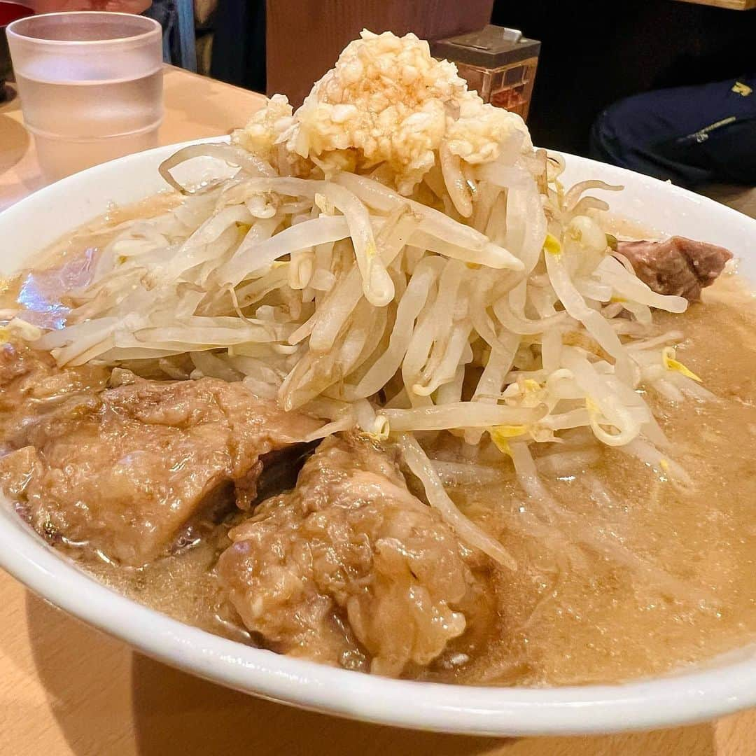 芹沢尚哉さんのインスタグラム写真 - (芹沢尚哉Instagram)「🍜ピコピコポン🍜 @西早稲田 ・ラーメン(250g) ¥850 コール：ヤサイ・ニンニク  トッピング ・おいしい脂 ¥100 ・生卵 ¥50  合計¥1000  初めて行かせて頂いたピコピコポンさん✨店名可愛い♡笑  久々にインスパイア系のラーメンを頂いたけど芹沢の胃袋はまだまだ余裕で食べられましたね🥰🍜  それにしても本当に美味しかった！！  券売機でトッピング見てる時に 生卵は決めてたんだけど どうしても「おいしい脂」が気になってしまい注文📝  頼んで正解でした！！ もし皆さんも行く機会がございましたら 是非トッピングしてみるのをおすすめします💕  営業時間　(食べログ参照) [月～金] 11:00～15:30（L.O.15:20） 17:00～22:30（L.O.22:00）  [日] 9:00～15:30（L.O.15:00） 日曜営業  定休日：土曜日  最寄駅：西早稲田駅  #西早稲田グルメ  #ラーメン  #ピコピコポン  #ピコピコポン高田馬場店」1月22日 13時54分 - naoya_serizawa