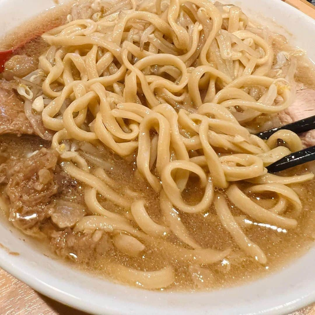 芹沢尚哉さんのインスタグラム写真 - (芹沢尚哉Instagram)「🍜ピコピコポン🍜 @西早稲田 ・ラーメン(250g) ¥850 コール：ヤサイ・ニンニク  トッピング ・おいしい脂 ¥100 ・生卵 ¥50  合計¥1000  初めて行かせて頂いたピコピコポンさん✨店名可愛い♡笑  久々にインスパイア系のラーメンを頂いたけど芹沢の胃袋はまだまだ余裕で食べられましたね🥰🍜  それにしても本当に美味しかった！！  券売機でトッピング見てる時に 生卵は決めてたんだけど どうしても「おいしい脂」が気になってしまい注文📝  頼んで正解でした！！ もし皆さんも行く機会がございましたら 是非トッピングしてみるのをおすすめします💕  営業時間　(食べログ参照) [月～金] 11:00～15:30（L.O.15:20） 17:00～22:30（L.O.22:00）  [日] 9:00～15:30（L.O.15:00） 日曜営業  定休日：土曜日  最寄駅：西早稲田駅  #西早稲田グルメ  #ラーメン  #ピコピコポン  #ピコピコポン高田馬場店」1月22日 13時54分 - naoya_serizawa