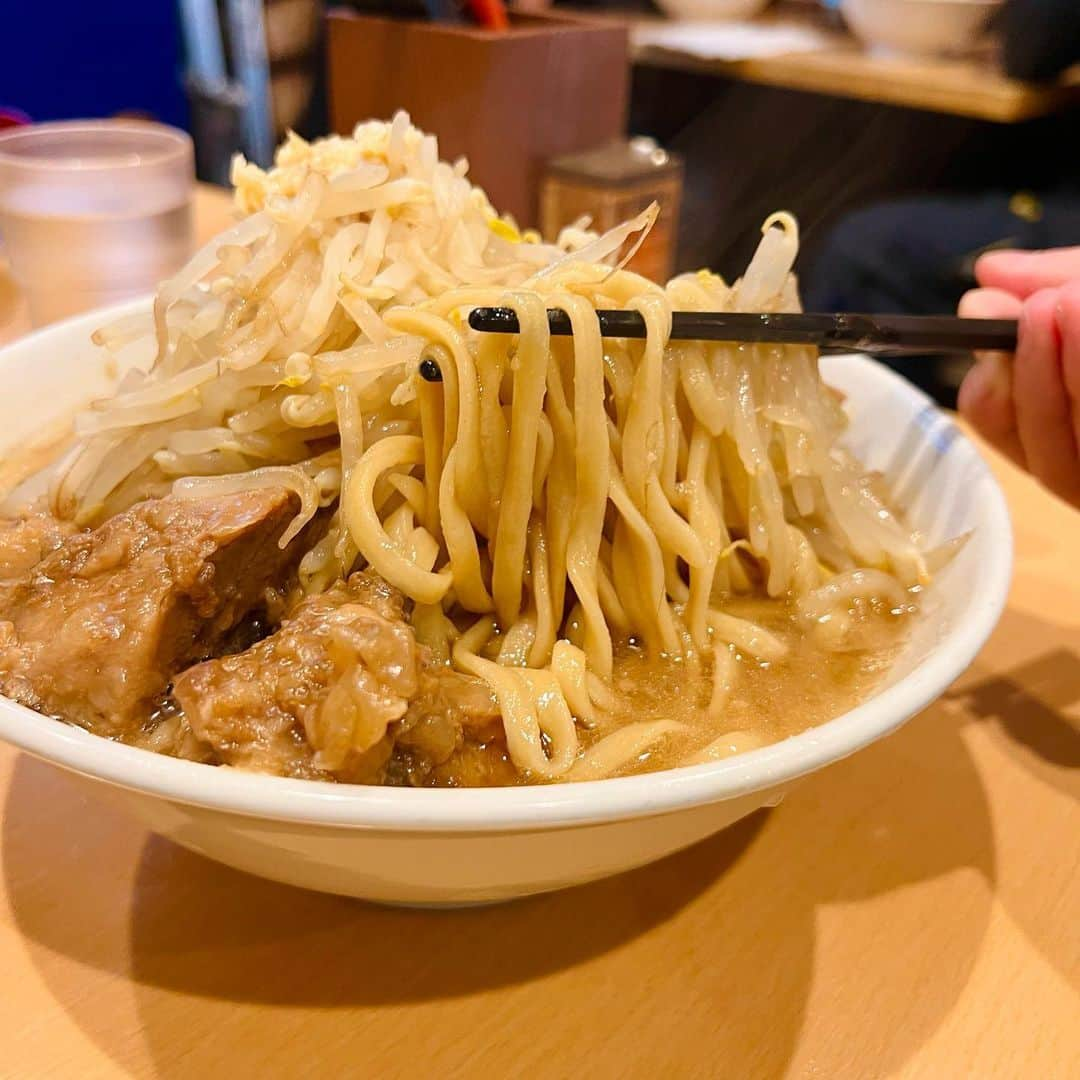 芹沢尚哉さんのインスタグラム写真 - (芹沢尚哉Instagram)「🍜ピコピコポン🍜 @西早稲田 ・ラーメン(250g) ¥850 コール：ヤサイ・ニンニク  トッピング ・おいしい脂 ¥100 ・生卵 ¥50  合計¥1000  初めて行かせて頂いたピコピコポンさん✨店名可愛い♡笑  久々にインスパイア系のラーメンを頂いたけど芹沢の胃袋はまだまだ余裕で食べられましたね🥰🍜  それにしても本当に美味しかった！！  券売機でトッピング見てる時に 生卵は決めてたんだけど どうしても「おいしい脂」が気になってしまい注文📝  頼んで正解でした！！ もし皆さんも行く機会がございましたら 是非トッピングしてみるのをおすすめします💕  営業時間　(食べログ参照) [月～金] 11:00～15:30（L.O.15:20） 17:00～22:30（L.O.22:00）  [日] 9:00～15:30（L.O.15:00） 日曜営業  定休日：土曜日  最寄駅：西早稲田駅  #西早稲田グルメ  #ラーメン  #ピコピコポン  #ピコピコポン高田馬場店」1月22日 13時54分 - naoya_serizawa