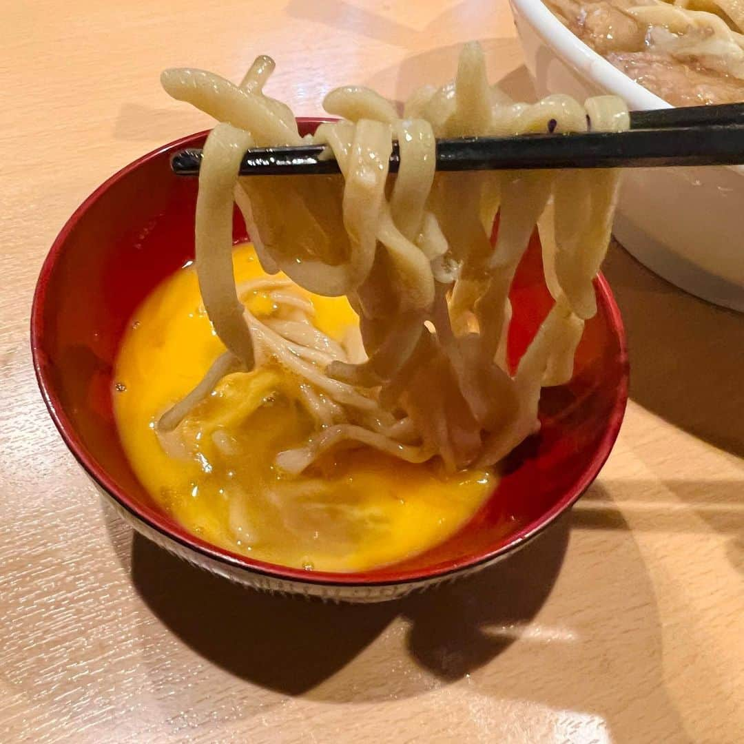 芹沢尚哉さんのインスタグラム写真 - (芹沢尚哉Instagram)「🍜ピコピコポン🍜 @西早稲田 ・ラーメン(250g) ¥850 コール：ヤサイ・ニンニク  トッピング ・おいしい脂 ¥100 ・生卵 ¥50  合計¥1000  初めて行かせて頂いたピコピコポンさん✨店名可愛い♡笑  久々にインスパイア系のラーメンを頂いたけど芹沢の胃袋はまだまだ余裕で食べられましたね🥰🍜  それにしても本当に美味しかった！！  券売機でトッピング見てる時に 生卵は決めてたんだけど どうしても「おいしい脂」が気になってしまい注文📝  頼んで正解でした！！ もし皆さんも行く機会がございましたら 是非トッピングしてみるのをおすすめします💕  営業時間　(食べログ参照) [月～金] 11:00～15:30（L.O.15:20） 17:00～22:30（L.O.22:00）  [日] 9:00～15:30（L.O.15:00） 日曜営業  定休日：土曜日  最寄駅：西早稲田駅  #西早稲田グルメ  #ラーメン  #ピコピコポン  #ピコピコポン高田馬場店」1月22日 13時54分 - naoya_serizawa