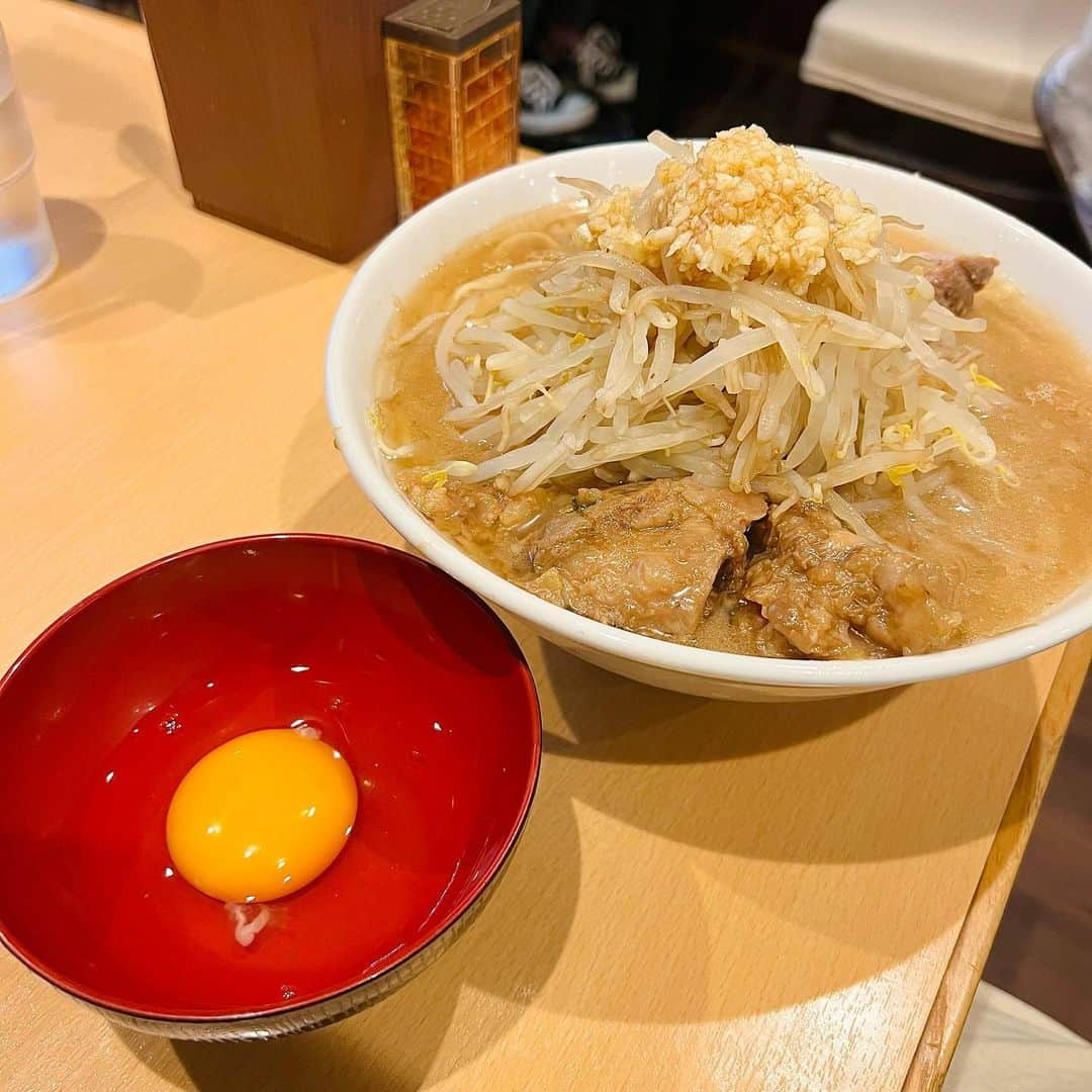 芹沢尚哉さんのインスタグラム写真 - (芹沢尚哉Instagram)「🍜ピコピコポン🍜 @西早稲田 ・ラーメン(250g) ¥850 コール：ヤサイ・ニンニク  トッピング ・おいしい脂 ¥100 ・生卵 ¥50  合計¥1000  初めて行かせて頂いたピコピコポンさん✨店名可愛い♡笑  久々にインスパイア系のラーメンを頂いたけど芹沢の胃袋はまだまだ余裕で食べられましたね🥰🍜  それにしても本当に美味しかった！！  券売機でトッピング見てる時に 生卵は決めてたんだけど どうしても「おいしい脂」が気になってしまい注文📝  頼んで正解でした！！ もし皆さんも行く機会がございましたら 是非トッピングしてみるのをおすすめします💕  営業時間　(食べログ参照) [月～金] 11:00～15:30（L.O.15:20） 17:00～22:30（L.O.22:00）  [日] 9:00～15:30（L.O.15:00） 日曜営業  定休日：土曜日  最寄駅：西早稲田駅  #西早稲田グルメ  #ラーメン  #ピコピコポン  #ピコピコポン高田馬場店」1月22日 13時54分 - naoya_serizawa