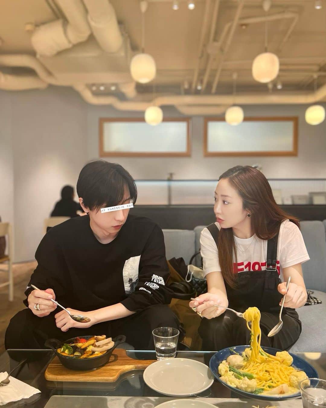 神崎恵のインスタグラム：「・ 「いただきます🙏」のあとに、 「食べる？」が続くようになって早十数年。 必要ないとわかってはいても、聞いてしまうのです。 足りるのか、お腹いっぱいになるのか心配で😂 長男次男はやんわり「(お腹いっぱいになるから)大丈夫だよ」。 三男は「いらない！」全力でことわっています。 たまに「いる！」と言われると、幸せな気持ちになったりして。 母という存在は、何かと過多になりがちです。 反省。  今夜のライブ、楽しみにしています。 ゆるりと、です。  #食べる？」