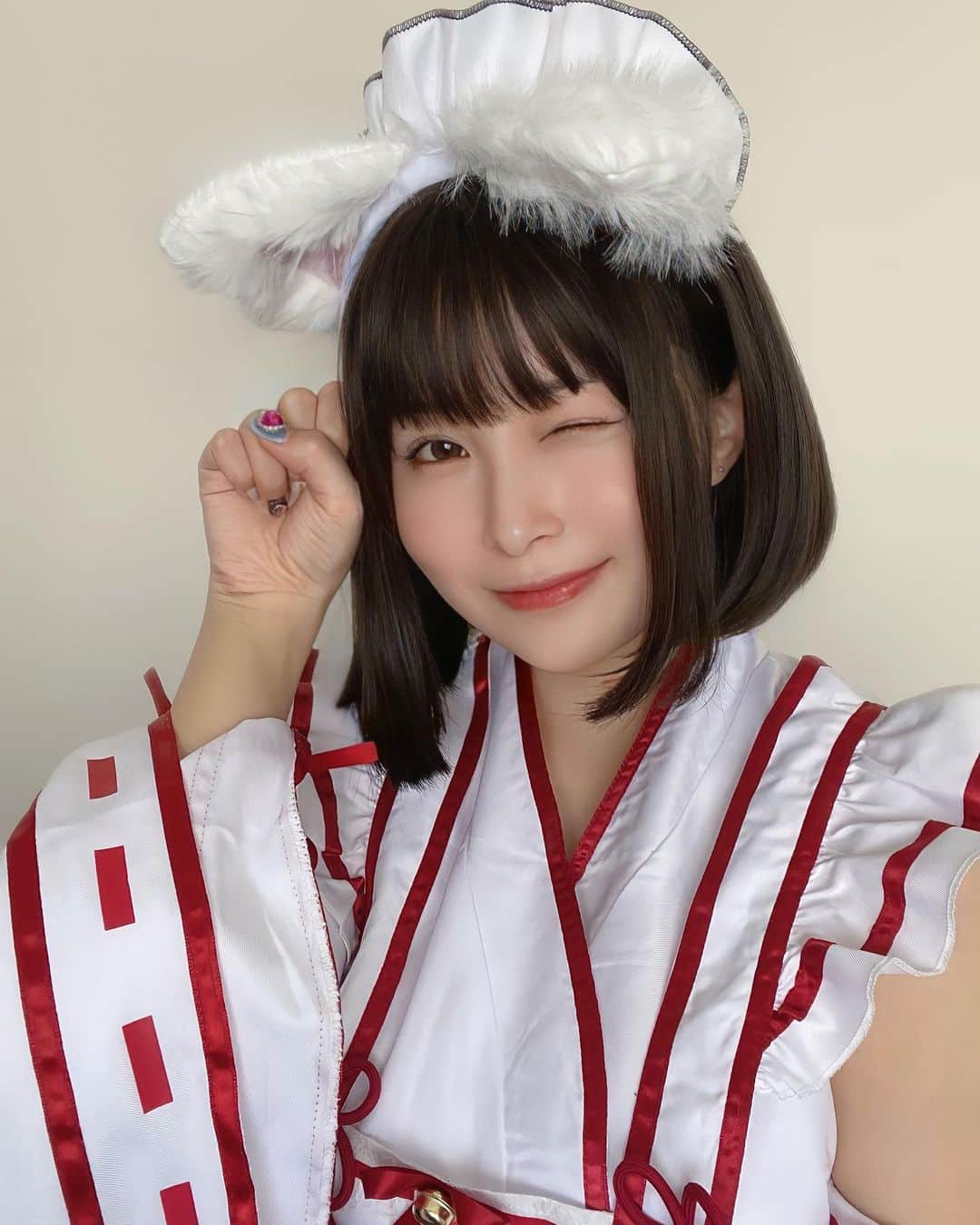 のインスタグラム：「あなたに幸あれ^. ̫ .^‪♡  #猫耳 #巫女 #コスプレ」