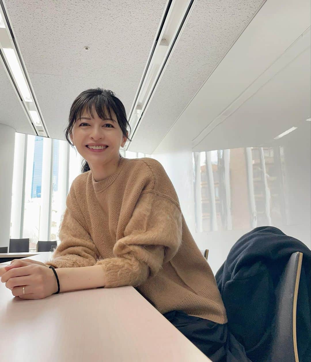 のインスタグラム：「けさもサンデーLIVEをご覧いただきありがとうございました😊  本日は、これからやってくる寒波の解説をたっぷりお伝えしました💪🏻❄️  寒波のやってくる火曜日以降は北日本や北陸で猛吹雪やドカ雪となる恐れがあります。少なくとも3日間(24日〜26日)にかけては外に出るのが危険になるくらいの荒れ模様が予想されます。不要不急の外出は控えることができるよう今のうちに備えておきましょう。雪おろしは２人以上で安全に行ってください☃️ 東海から西日本も市街地で積雪して交通網がマヒする恐れがあります。路面凍結によるスリップ、水道管の凍結などにも注意が必要⚠️余裕を持った行動が取れるようにスケジュールを立てましょう。  計画的な間引き運転や運休などの情報もこれから出てくると思いますので、普段使っている鉄道や道路の情報はこまめにチェックしておくといいと思います✅  今日はバタバタしていて衣装を撮り忘れてしまったのでオンエア終わりの私服投稿です➰💁‍♀️  素敵な週末をお過ごしください☺️💕」
