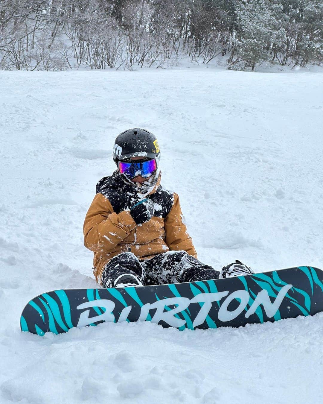 上村知世さんのインスタグラム写真 - (上村知世Instagram)「胎内スキー場🏂 スキーこどもの日でにぎわってたなぁ♫  雪も降ったようでいい感じのコンディションでした！！ 帰り道で色々買っちゃった💕 #snow #snowboarding #family #ハート狩人」1月22日 15時09分 - tomose0207