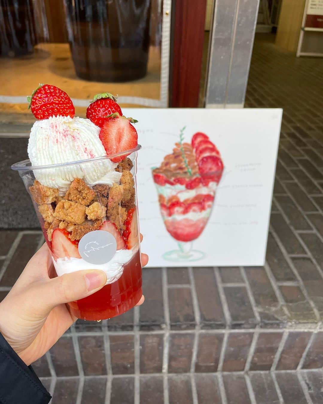 齋藤智奈美のインスタグラム：「#誕生日パフェ  おしゃれな味がしたよ🍓 美味しかった！！ お値段はお誕生日価格🫣  #下北沢 #パフェ #いちごパフェ #期間限定」