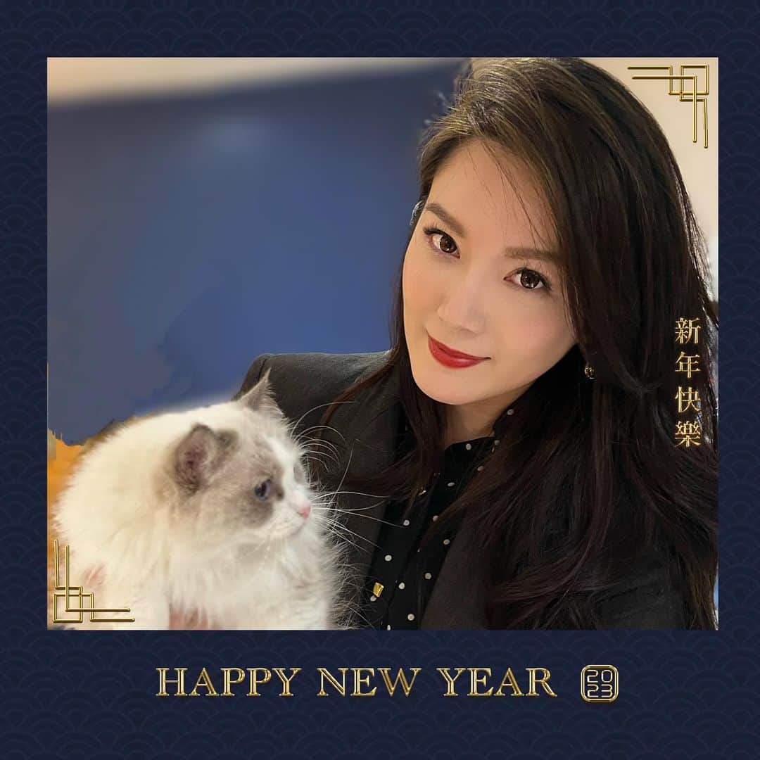 クリスティン・クオのインスタグラム：「祝各位 兔年行好運👍 🐰年身體健康💪🏻 開開心❤️ 🐰氣揚眉 出入平安🙏 生意興隆💰 大展鴻圖🎉 🧧🧧🧧 Happy Chinese New Year!!!!  P.S 拿－隻貓貓代替小兔子  #兔年 #新年快樂」