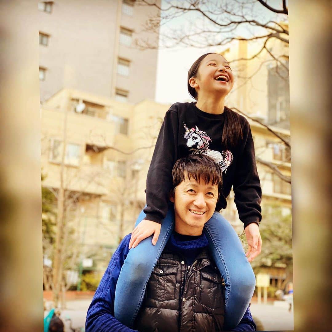 涼紫央さんのインスタグラム写真 - (涼紫央Instagram)「久しぶりに肩車してもらって大喜びのなゆ。 #9歳」1月22日 15時57分 - toitoitoi