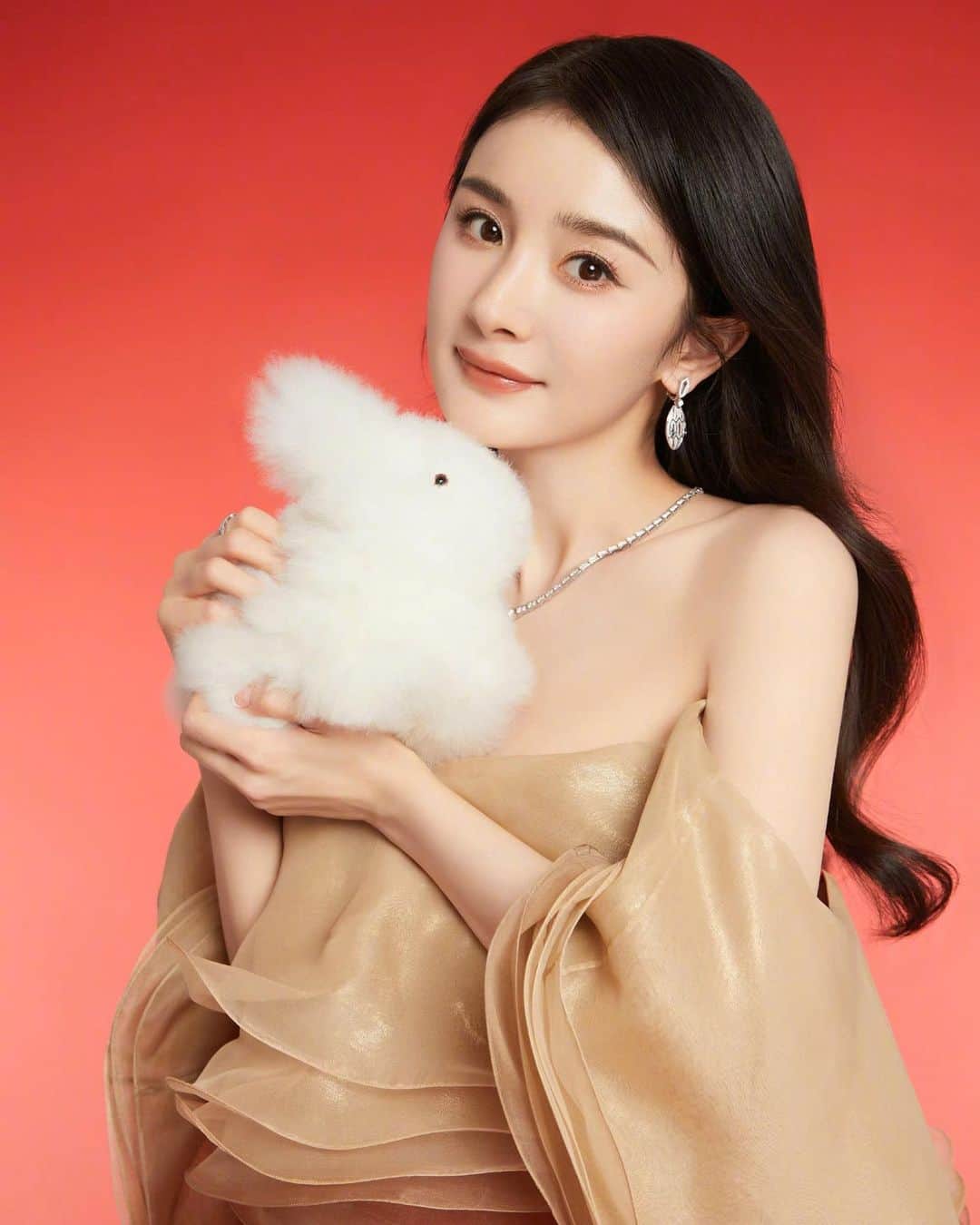 ヤン・ミー（Yang Mi）のインスタグラム：「新年快乐 🐰年大吉🧨  Happy Chinese New Year🧧#yangmi #mimi #大幂幂 #杨幂yangmi #杨幂 #happylunarnewyear #happychinesenewyear」