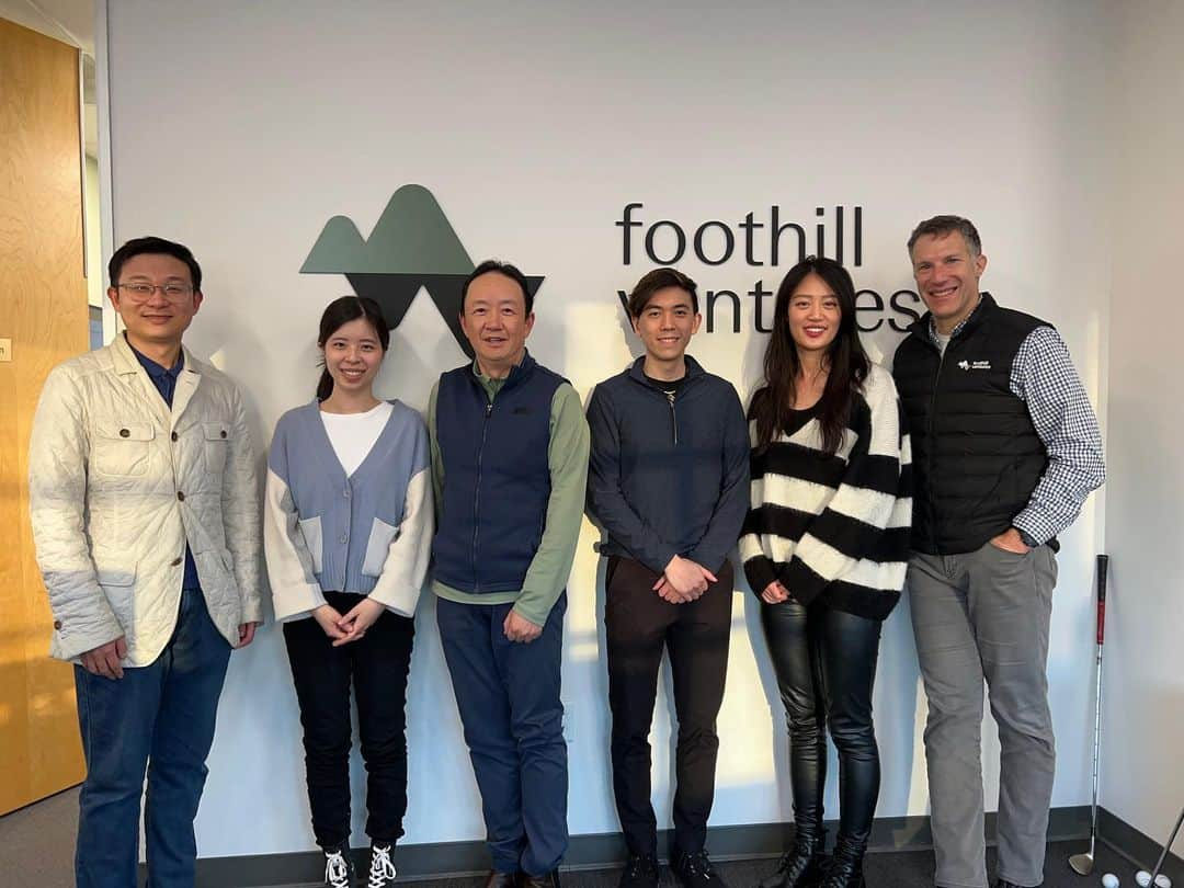 ヴィンセント・ゾウさんのインスタグラム写真 - (ヴィンセント・ゾウInstagram)「Completed my winternship at Foothill Ventures. Exciting month where I learned about seed-stage venture capital and practices pertaining to startup governance. I also had the opportunity to work with founders of next-generation technology companies and deliver on a high-impact project. I’m grateful to my team here, who were so open, kind, and knowledgeable. Can’t wait for what’s to come.  Connect with me on LinkedIn (link in bio) if you’d like to chat!」1月22日 15時53分 - govincentzhou