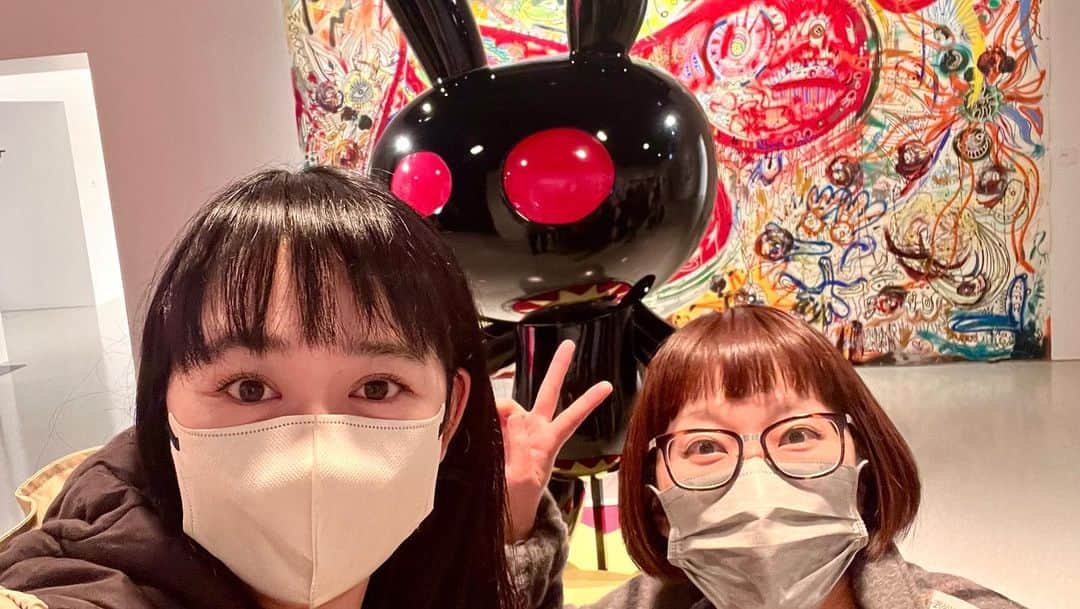 松浦志穂のインスタグラム：「#whoami  香取慎吾さんの個展。渋谷ヒカリエは今日22日で閉幕。200点近い作品数とその魅力を更に引き出す光のプロ、音のプロ。プロフェッショナルな仕事を端々から感じます⚡️ 慎吾ちゃんが生み出す光と闇の世界観に否が応でも没入してしまう。ひろた君は吸収し過ぎてくらってた🤣作品の幅がすごい。絶対自分のお気に入り作品が見つけられます。突き詰められた見応え120%の個展でした🖼️あと慎吾ちゃんの作品がプリントされたマグカップ、レターセット、マグネット等の可愛いグッズもたくさんなんだよなぁ、。👼👼👼 東京の後は地方でも開催されるそうで、、👏👏  #whoaml  #香取慎吾個展  #渋谷ヒカリエ  #くろうさぎ  #blackrabbit」