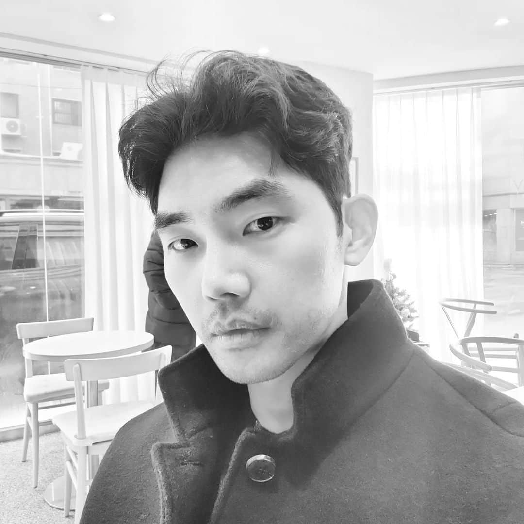 パク・ヒョヌさんのインスタグラム写真 - (パク・ヒョヌInstagram)「🙏🙏 복 많이! . . . #연휴 #selfie #seoul  #black #daily #dark」1月22日 16時14分 - h.woo1121