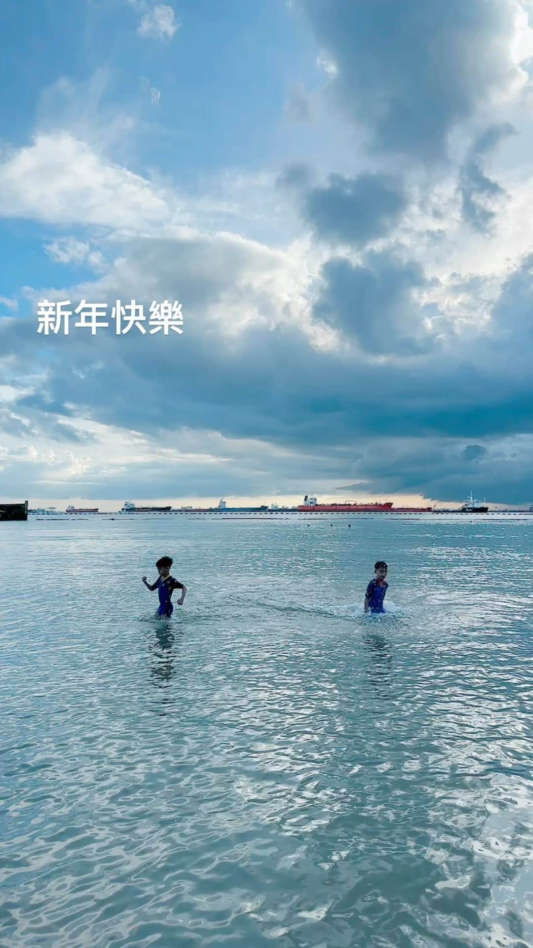 ファン・ウェイチーのインスタグラム：「一天很短，短得來不及擁抱清晨，就已經手握黃昏。  一年很短，短得來不及細品初春殷紅竇綠，就要打點素裹秋霜。  一生很短，短的來不及享受美好年華，就已經身處遲暮。  總是經過太快，領悟太晚。  請珍惜人生路上的親情、友情、愛情、同事情、同學情⋯⋯  一旦擦身而過，也許永不邂逅。  姑姑送給我的祝福，送給大家❤️新年平安喜樂」