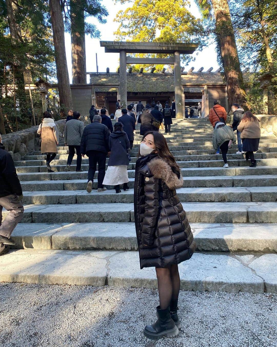 宮下舞花のインスタグラム：「三重県の想い出🫶 . . 念願の　#伊勢神宮　#お伊勢さん　♡ . 稽古オフ日に、無事　#しんみゅ　幕が上がりますようにと。ずっとお伺いしたい場所だったけど、手がビリビリ痺れるくらいパワーをもらいました。またゆっくり伺いたい場所です。 . . 5枚目の写真、パワーすごい♡」
