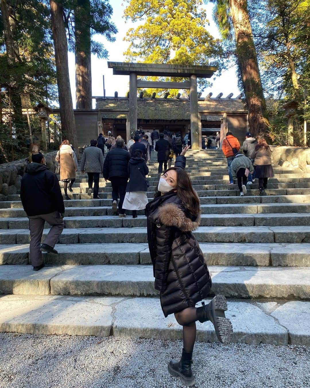 宮下舞花さんのインスタグラム写真 - (宮下舞花Instagram)「三重県の想い出🫶 . . 念願の　#伊勢神宮　#お伊勢さん　♡ . 稽古オフ日に、無事　#しんみゅ　幕が上がりますようにと。ずっとお伺いしたい場所だったけど、手がビリビリ痺れるくらいパワーをもらいました。またゆっくり伺いたい場所です。 . . 5枚目の写真、パワーすごい♡」1月22日 16時37分 - maikamaimaika