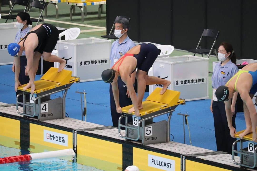 長谷川涼香のインスタグラム：「. 写真無くて投稿するつもりなかったんですけど 日大の子が撮ってくれてたので載せることにしました、ありがとう🙏  KKカップ終了しました！ タイムは全然ですが、泳ぎは良くなってきました 少しずつ前進あるのみ🤏  そして紘子57秒台突入おめでとう👏 私はラスト15m、前に紘子が見えて、「あ、これ57出たな」って思いました笑 早く一緒に57秒の対決できるように私も頑張る😤」