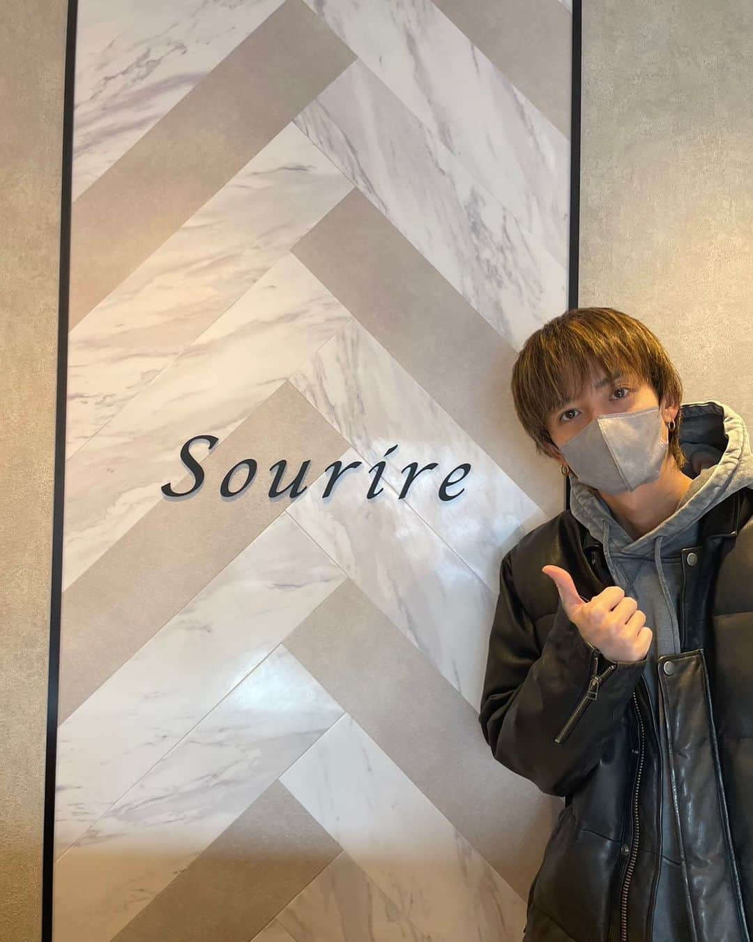 小野健斗のインスタグラム：「sourireで脱毛してきました！ 想像と違って全く痛くなかった。笑  この投稿見たと言ってもらえたら初回メニューから20%OFFできるらしいです！  脱毛と美容ハイフがあるらしいので興味ある方は行ってみてね〜！  @sourire__salon」