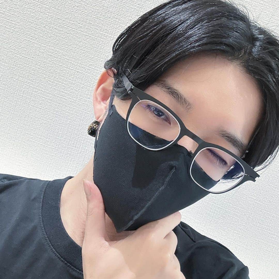 リモーネ先生のインスタグラム：「黒縁眼鏡です🤗」