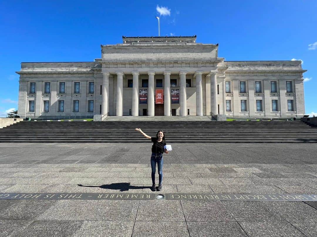 北山由里のインスタグラム：「Auckland Museum  学校の課外授業でオークランド博物館へ行ってきました！！ ニュージーランドの歴史的建造物や恐竜の化石・動物・戦時中のものなど… たくさんの展示品を見学することができました。  ヨーギラスのコミュニティデイもこちらで参加しましたが、トレーナーさんがたくさんいらっしゃって、ポケ活スポットとしても親しまれていました。  #PokemonGOCommunityDay  #Pokemongo  #ポケモンGO #pokemon #ポケモン #Auckland #Newzealand #ニュージーランド #オークランド #サナギラス #gosnapshot  #aucklandmum」