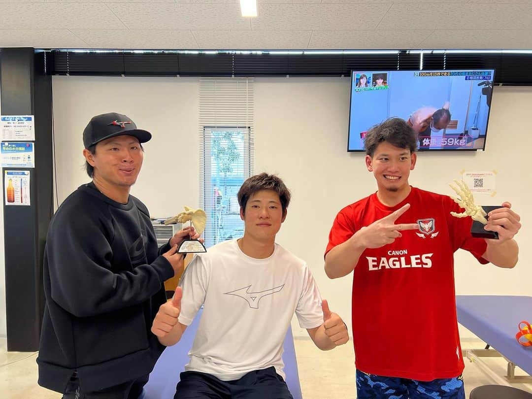 上林誠知のインスタグラム：「福岡戻って来て筑後で練習⚾️ キャンプまでもう少し仕上げて行きます！  トレーナー室にいた2人と📷 2人とも顔どした😅  #タマスタ筑後 #栗原陵矢 #佐藤直樹 #もうすぐキャンプ #頑張ろう」