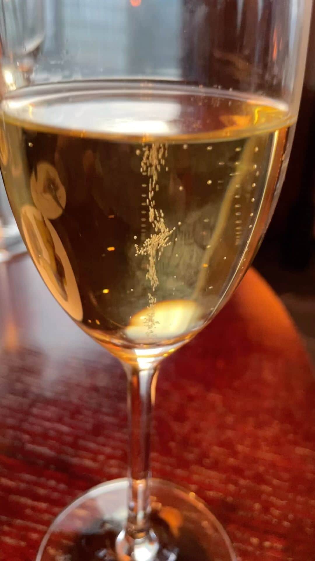 ユン・ソヒのインスタグラム：「신기한 샴페인잔 이 부분만 계속 뽀글거리는데 올라오는데  무슨 현상인지 설명해주실 분😂 Nucleation 때문인가  Very special champagne glass Can anyone explain why the bubbles are continuously coming up? #champagne glass」