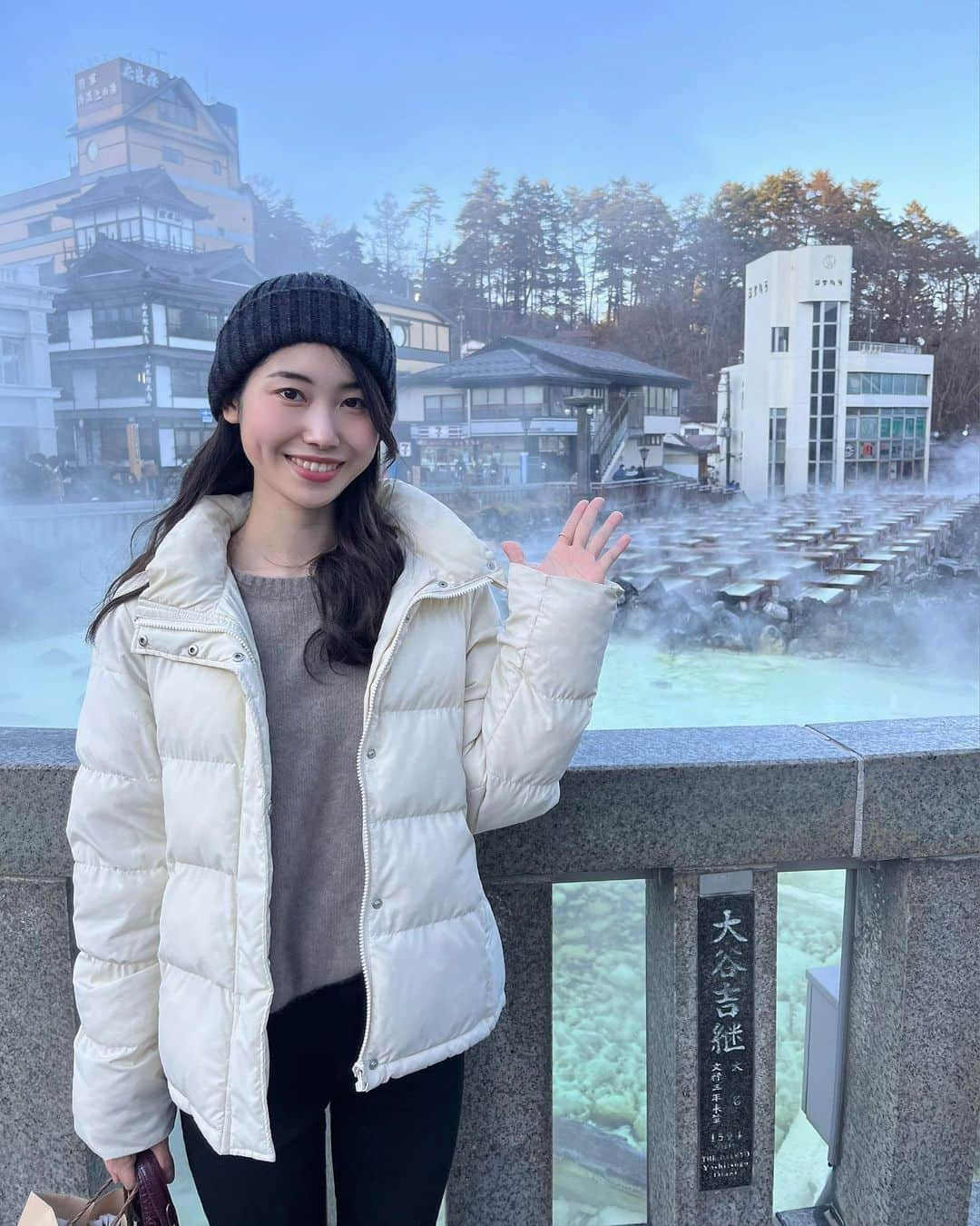 小川沙樹のインスタグラム：「12月に行った草津旅行ゆるっと投稿していきます🌿 私が行った時は気温も高くて天気も良い旅行日和でした〜 （湯畑の周りをうろうろしていることが多くて暖かかった説もあります…） 念願だった湯もみショーも見れて満足です！ 夜は散歩がてら西の河原のイルミネーションを見に行くことをお勧めします」