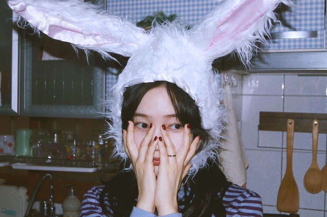 ソン・ファミンのインスタグラム：「깜짝소식🐰 설날 맞이로 새로운 필터 하나 업로드 해놨어요•• 예쁘게 써주세요 🍏」