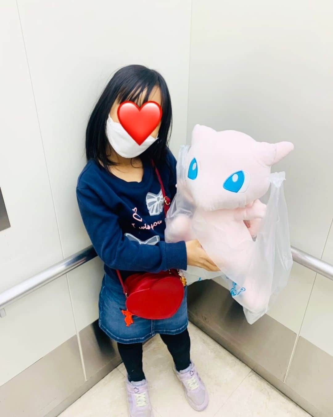 桜田聖子さんのインスタグラム写真 - (桜田聖子Instagram)「今日はショッピングモールでお買い物😊  テクテク歩き回ったから、最後のお買い物で、カートに乗って寝てしまった輝馬です😅  ママ、ネェネが欲しがったポケモンのミュウをUFOキャッチャーでゲット‼️  ママ、実はUFOキャッチャーで取れたの人生初✨３回で取れました👍🏻  昔、娘が欲しがったヌイグルミを取れなくて、その直後、他のママがそれを取って喜んでいる子供を見て、一言『UFOキャッチャーが上手なママが良かったぁ』と言われて大ショックで、まさかのメルカリで、同じキャラクターの特大を購入した事がある負けず嫌い(ただのアホ？)なママ🥲  今日は汚名挽回だぁー‼️ ↑ やっぱりアホやね😂  まぁ、次やるのは、１年後とかで良いかな😅笑  #downsyndrome #specialneeds #trisomy21 #ダウン症 #ダウン症候群 #トリソミー21 #3歳11ヶ月 #成長記録 #生まれてきてくれてありがとう  #心室中隔欠損症  #男の子ママ  #男の子 #boy #ダウン症ボーイ #trisomy21boy」1月22日 18時08分 - seikosakurada