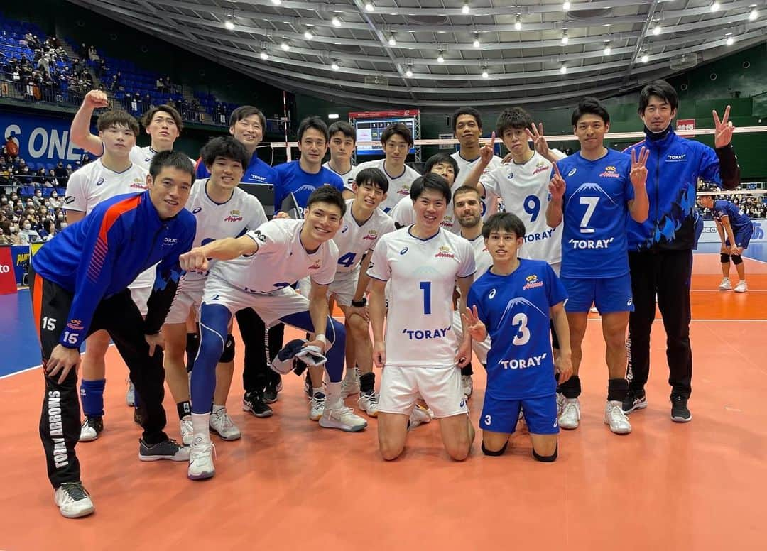 李博のインスタグラム：「13勝目！ ナイスゲーム💪💪 本日もたくさんの応援ありがとうございました🙇‍♂️  #東レアローズ #volleyball」