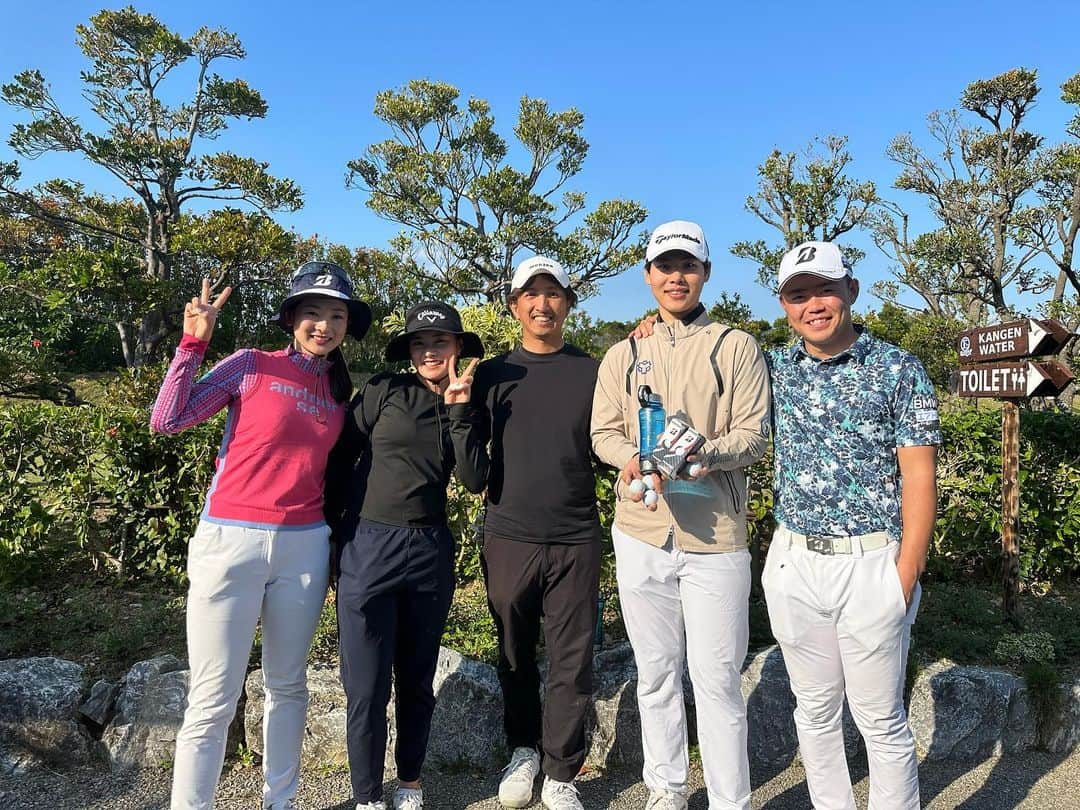 河本結のインスタグラム：「. 第1クールの沖縄合宿終了🪟✨ 10日間、奥嶋さん本当にありがとうございました。 一緒に合宿してくれた、木下さん・れいちゃん カズマさん・コナ　ありがとうございました。 . 今年は🏆🏆 . #カズマさん勝負の年 #木下さんうますぎ強すぎ良い方すぎ #れいちゃんいつでも美人で可愛い #コナはみんなにしあわせを #奥嶋さん仕上がりすぎ . #沖縄 #ゴルフ .」