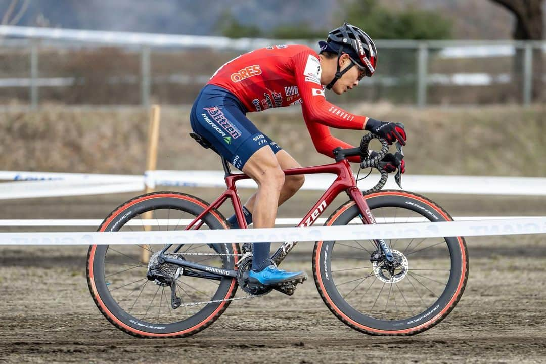 沢田時さんのインスタグラム写真 - (沢田時Instagram)「JCX第8戦ざおうさまCUP🥇  赤いジャージでの初勝利❗️ 勝たなければいけないレースでチームのサポートに応えることができて嬉しいです。 ゴール後は同い年の西村監督と✌️  沢山の応援をありがとうございました！  📸 @alljapan1990   #宇都宮ブリッツェン  #唯一無二  #oneofakind  #東北シクロクロス #蔵王」1月22日 18時26分 - toki_sawada