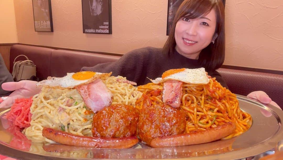 三宅智子のインスタグラム：「皆様、ご無沙汰しております。  今年に入って、インスタ更新出来ていませんでしたが、2023年も宜しくお願い致します！！  こちらは昨年になりますが、スパゲティのパンチョ新宿南口店さんで、ナポリタン番長サイズ＋白ナポ番長サイズにトッピング色々乗せて、総重量4キロでいただきました！  モチモチ太麺に濃厚なナポリタンソースがしっかりと絡んだナポリタンは、シンプルながらも改めてナポリタンは旨い！っと思わせてくれる美味しさです！  そして、もっちり太麺に塩にんにく＋炒り卵がたっぷり絡んだ白ナポは、ガツンとしたにんにくの風味とベーコンの塩気、卵のまろやかさが絶妙に絡み合って、ヤミツキになる美味しさでした！  こちらを食べてる動画をYouTubeに公開しておりますので、まだ見てない方は、是非ご覧くださいませ！  #スパゲティのパンチョ #新宿南口店 #ナポリタン #白ナポ #デカ盛り #大食い #大食いチャレンジ #大胃王 #三宅智子 #三宅智子の大食いtv #youtube #動画公開中」