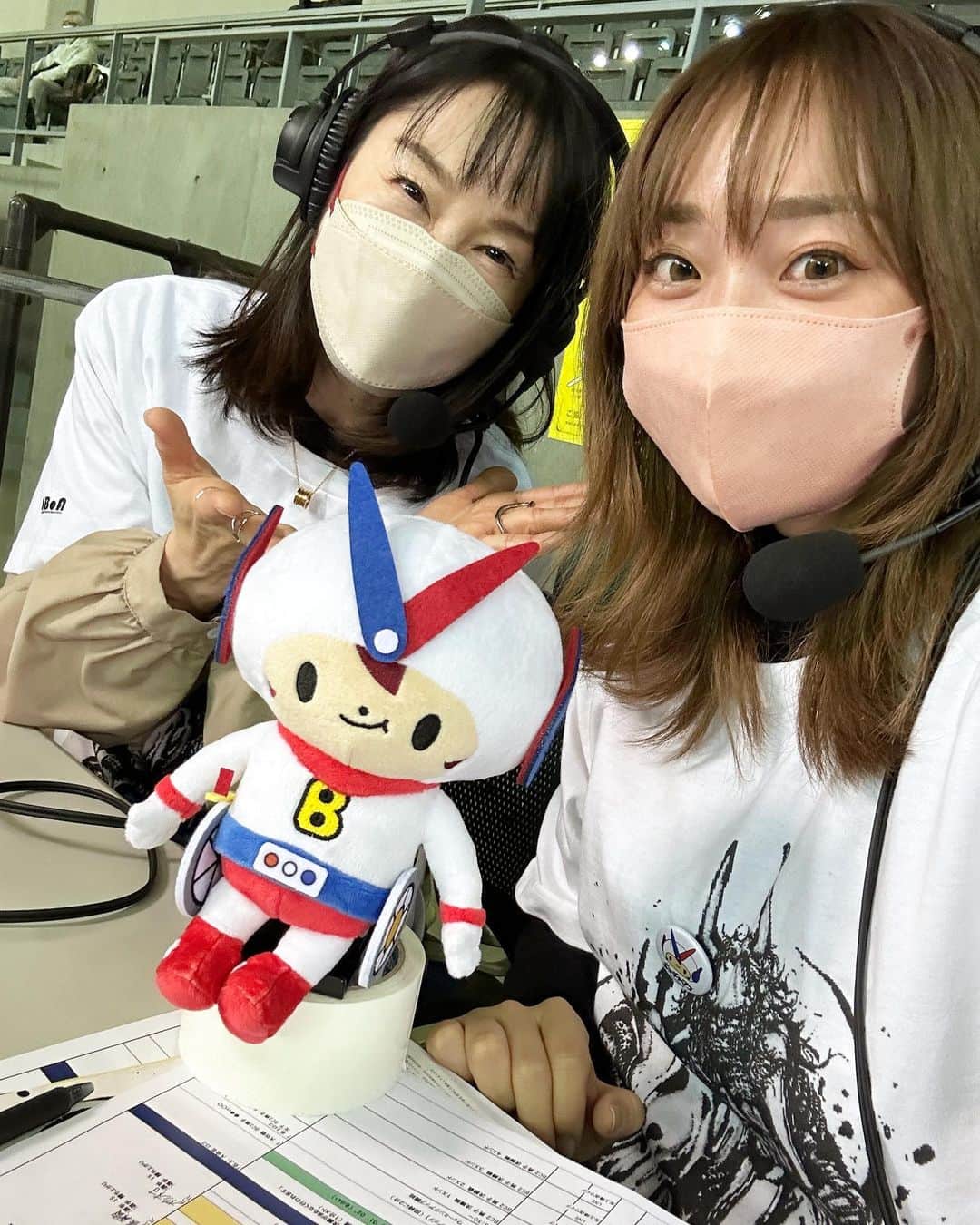 長崎望未のインスタグラム：「.  今日は初のボッチャ解説🔴🔵 ゲストとして呼んでいただきました🥰🙏🏾✨  中継前に長島三奈さんと一緒にっ😍📸❤︎  決勝戦ということで すごく緊張感のある試合を 観ることができて戦略も含めて  時間が決められてるルールの中で 緊張感のあるプレーを見てたら  ハラハラドキドキしまくって 気づいたらもうあっという間に 試合がおわったてたよぅ😂🤭✨  ボッチャの知らなかったことも たくさん知れて奥深いスポーツだと 改めて感じた2日間😆✌🏾 楽しかったあ〜っ😘♥️  私も普段からしっかり頭使って 考える力増やしてこー😘💪🏾✨  #ボッチャ #TOYOTApresents #🔴🔵 #長島三奈 さん✨ #ABEMA #ABEMATV」
